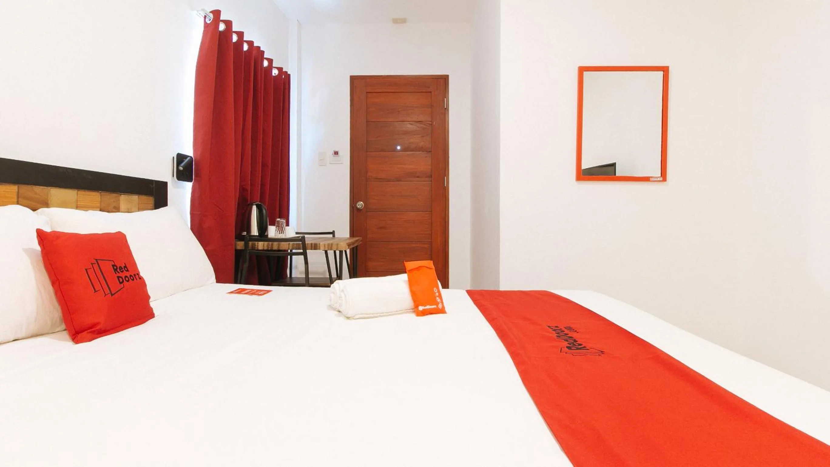 Bed in RedDoorz near Mercado del Lago