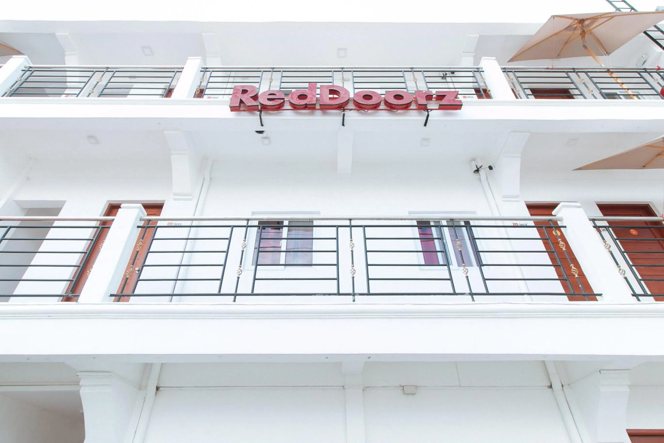 Property building in RedDoorz near Mercado del Lago