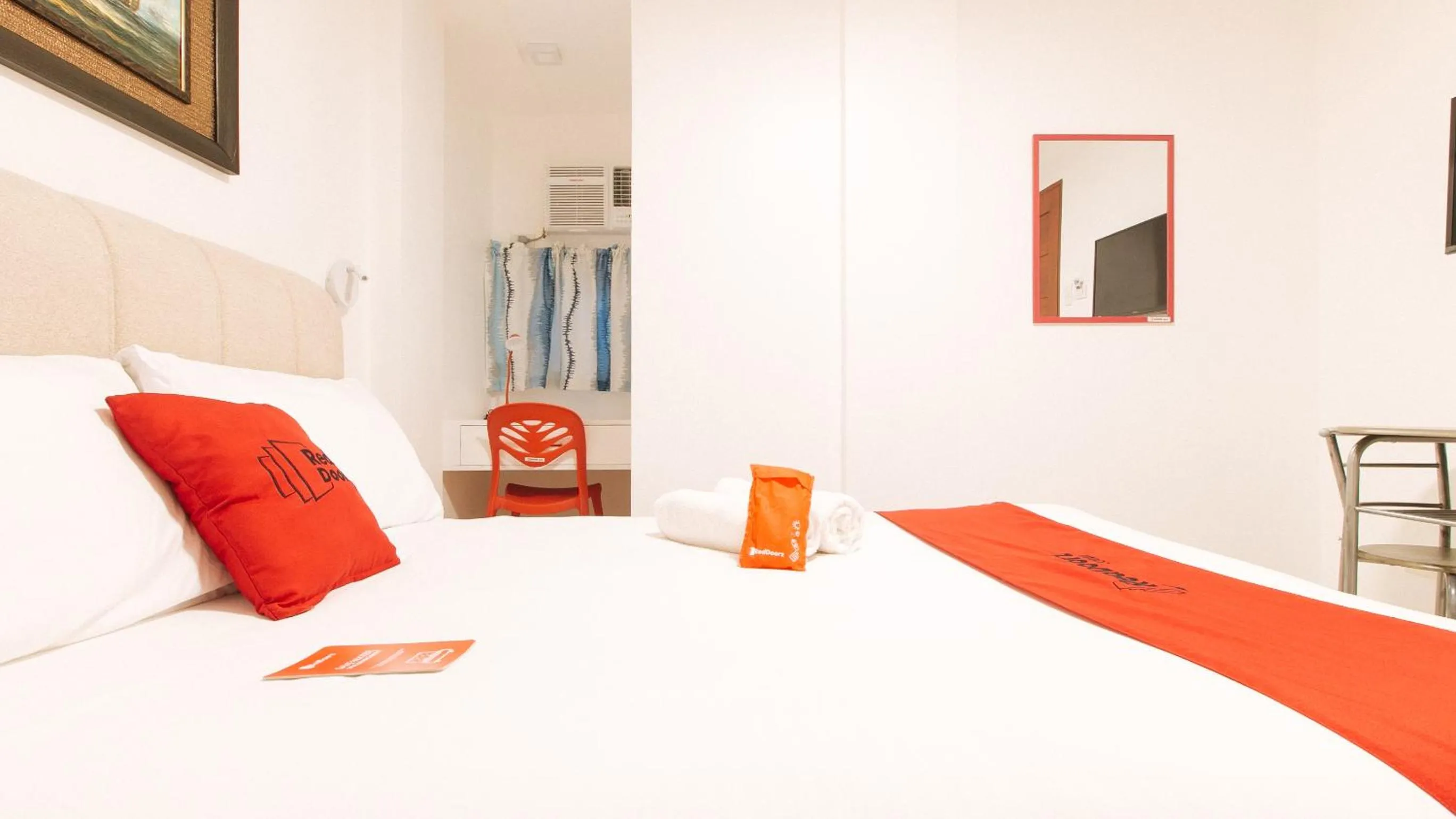 Bed in RedDoorz near Mercado del Lago