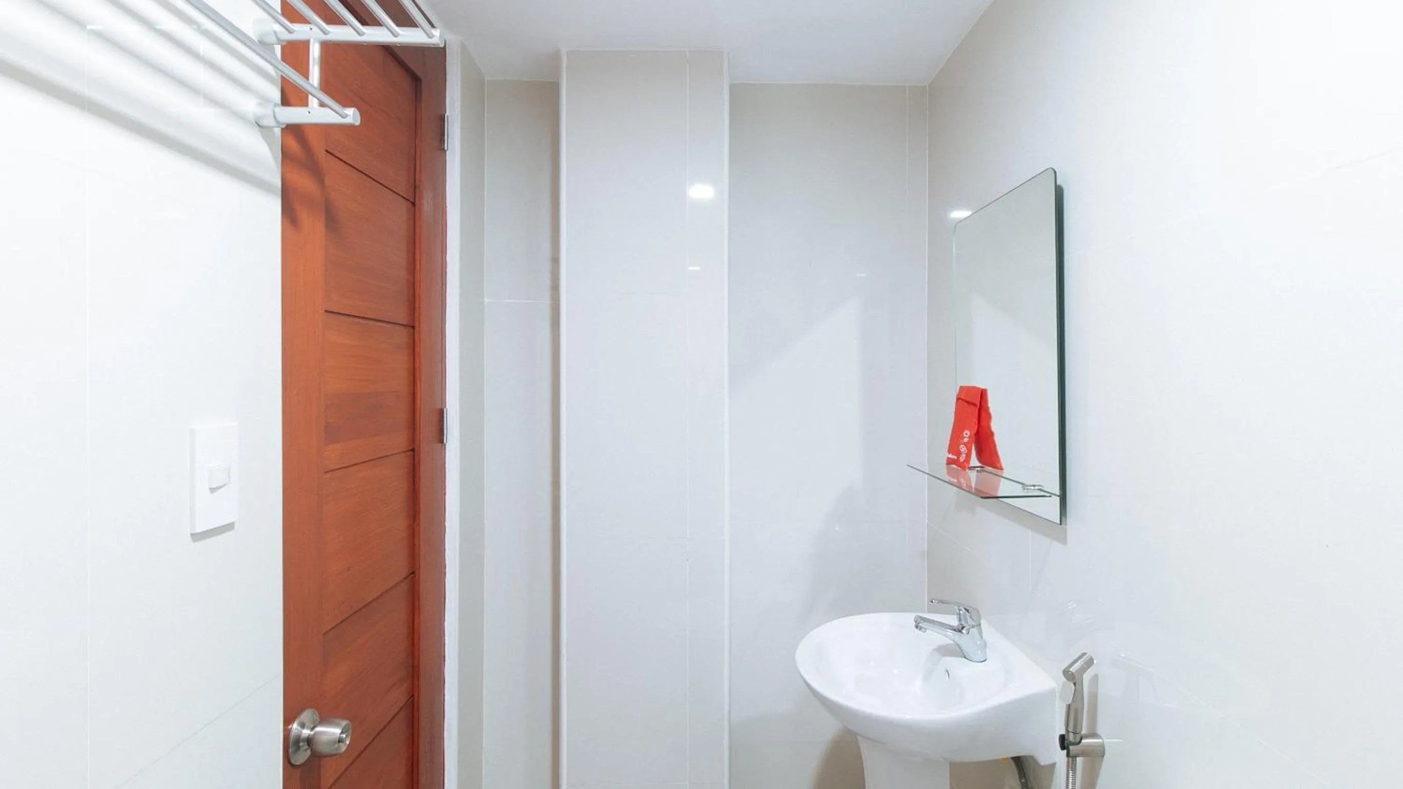 Shower in RedDoorz near Mercado del Lago