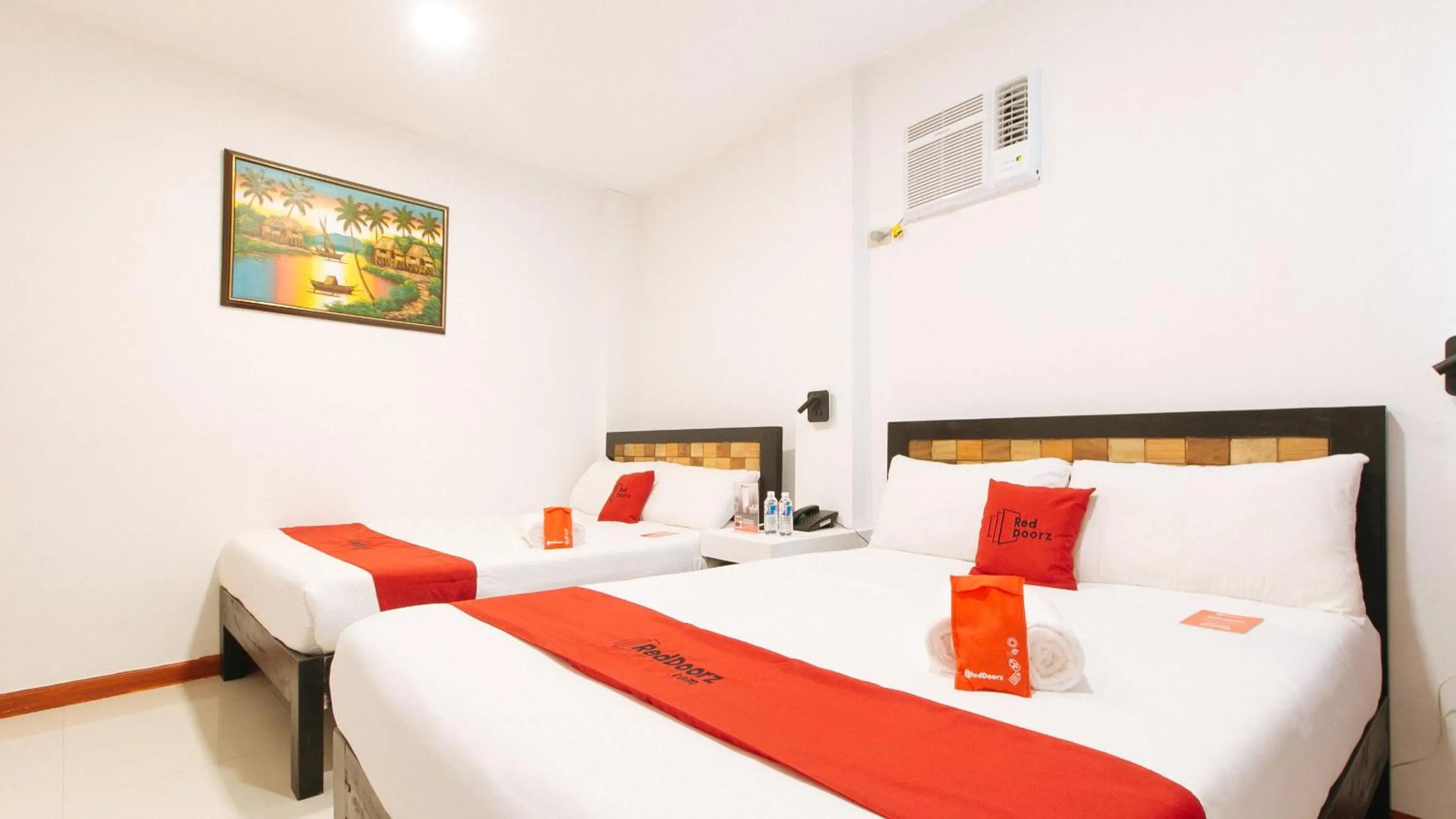 Bed in RedDoorz near Mercado del Lago