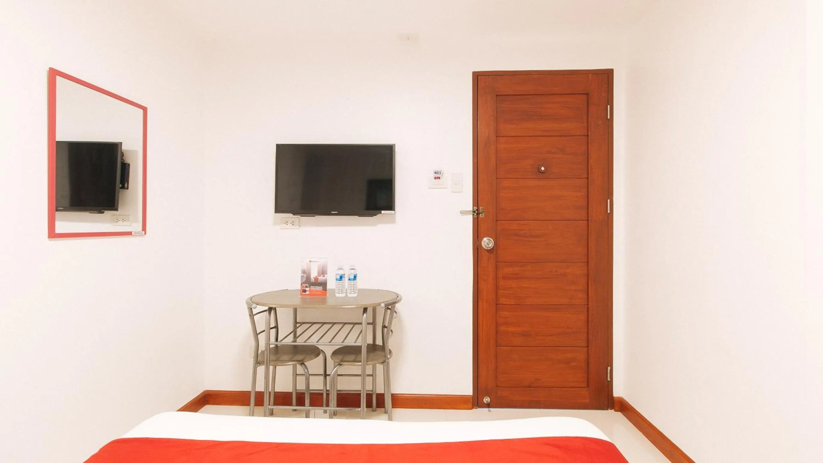 TV and multimedia, Bed in RedDoorz near Mercado del Lago