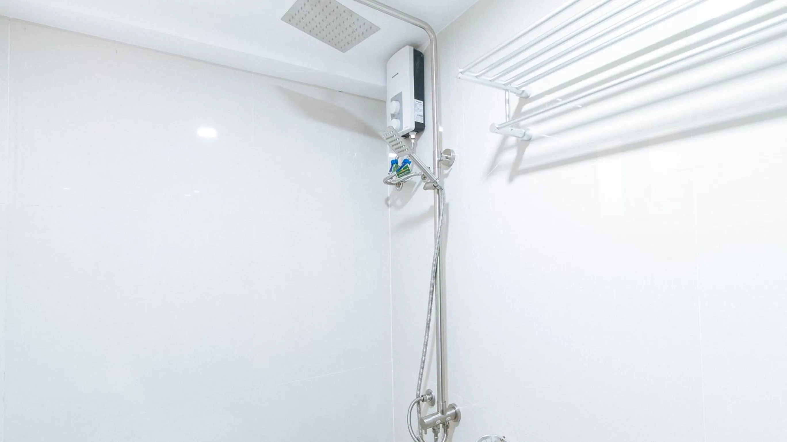 Shower in RedDoorz near Mercado del Lago