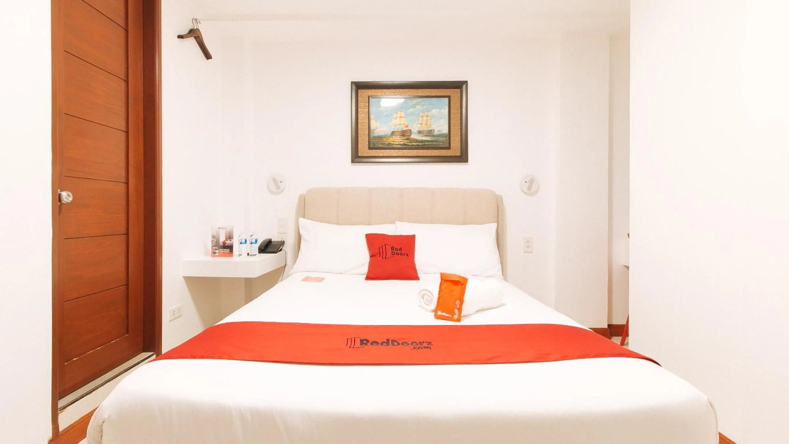 Bed in RedDoorz near Mercado del Lago