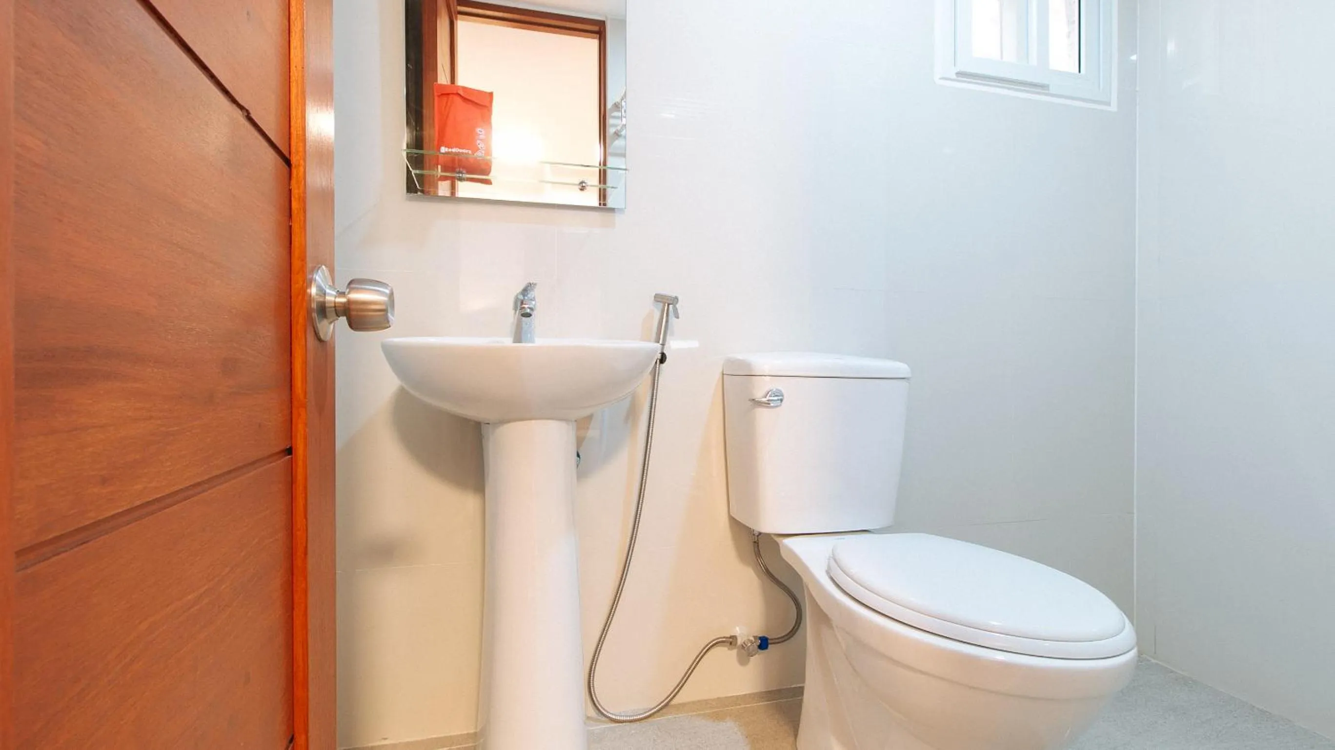 Toilet in RedDoorz near Mercado del Lago