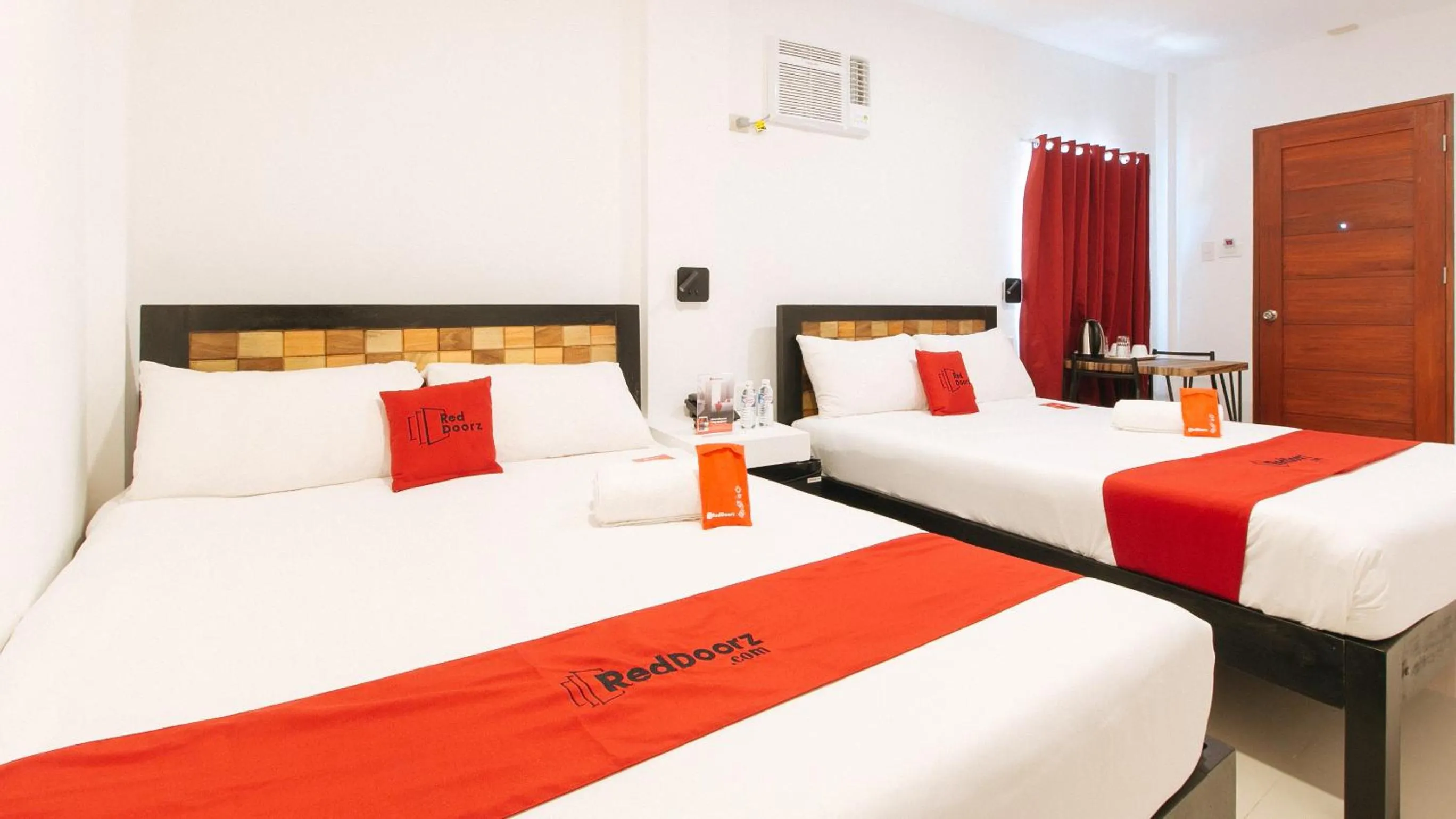 Bed in RedDoorz near Mercado del Lago