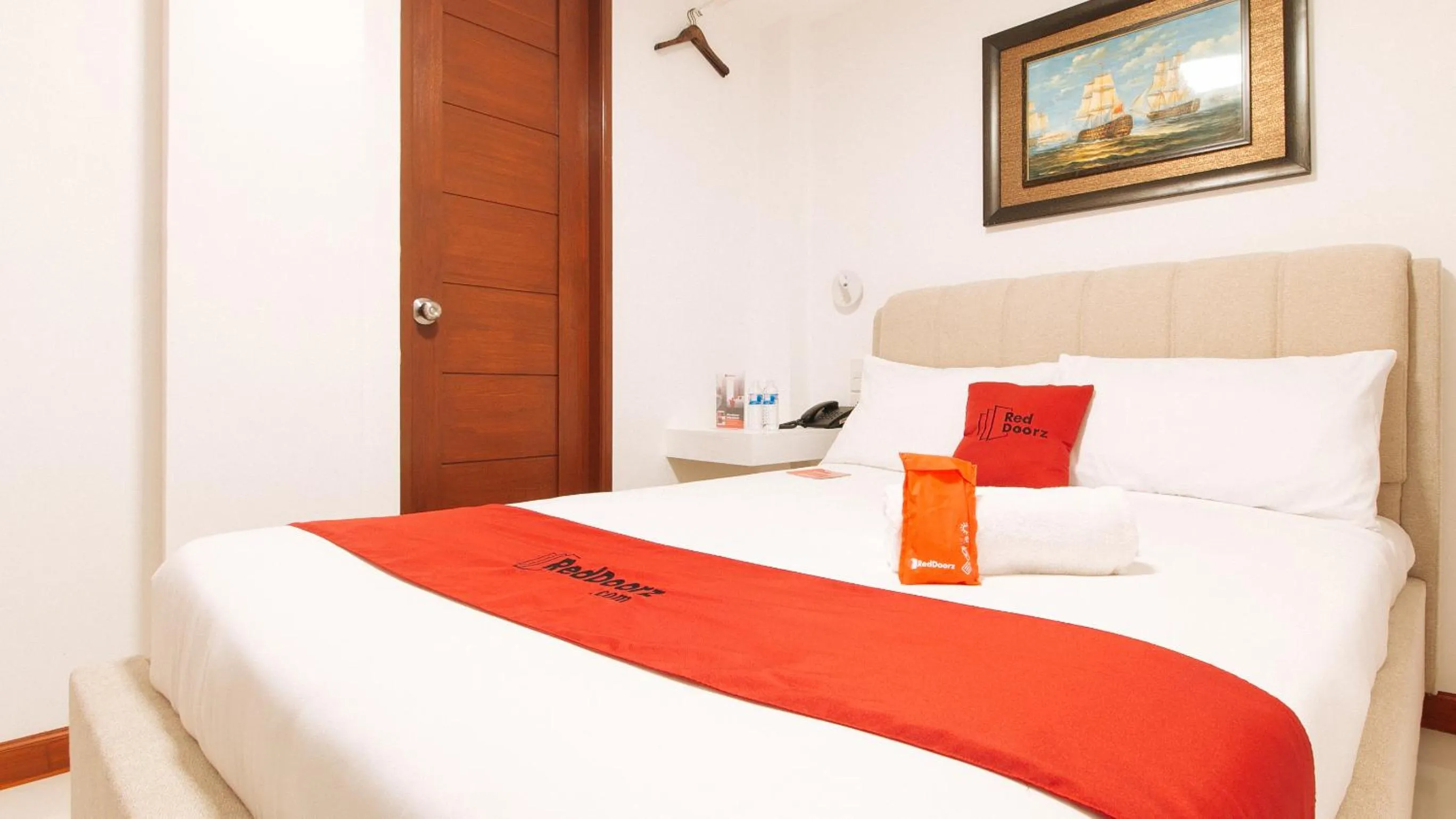 Bed in RedDoorz near Mercado del Lago