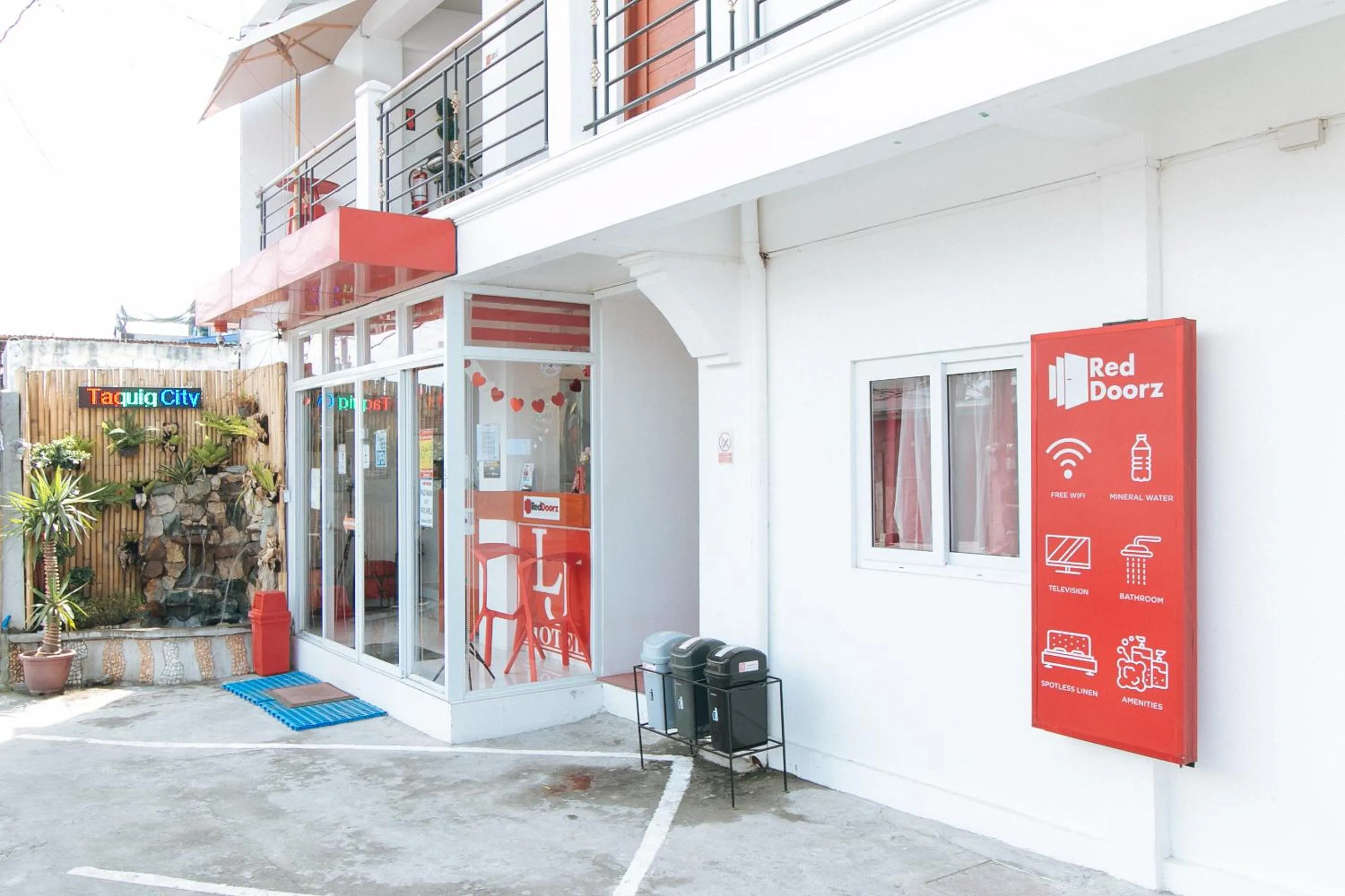 Property building in RedDoorz near Mercado del Lago