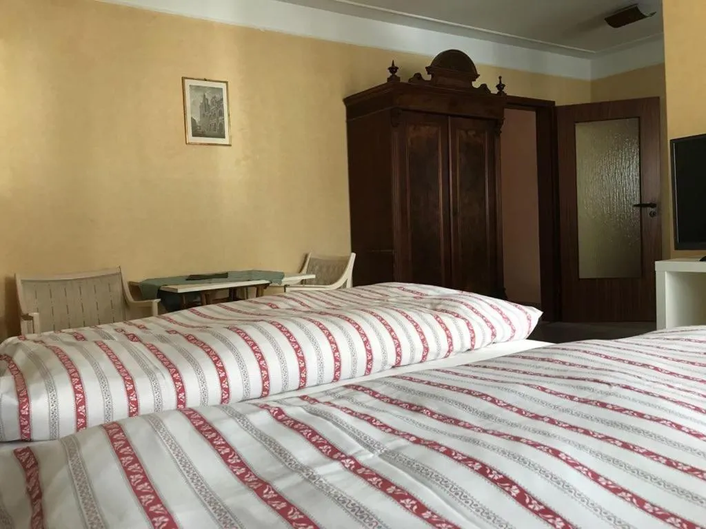 Bed in Balthasar Neumann Speiserei & Gästehaus - Zentrum Brühl -E-Ladestation, nähe Phantasialand