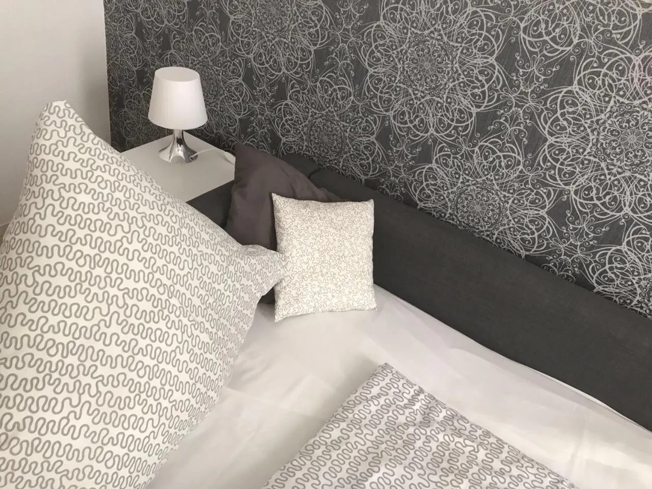 Bed in Balthasar Neumann Speiserei & Gästehaus - Zentrum Brühl -E-Ladestation, nähe Phantasialand