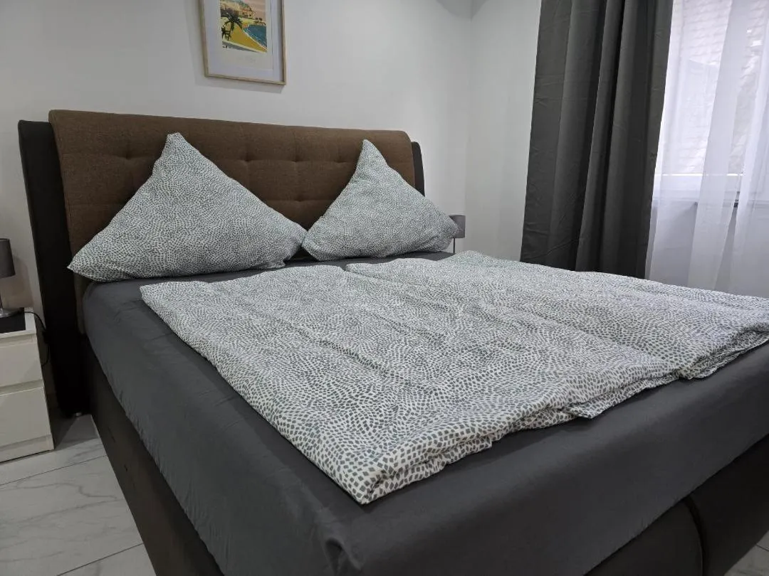 Bed in Balthasar Neumann Speiserei & Gästehaus - Zentrum Brühl -E-Ladestation, nähe Phantasialand