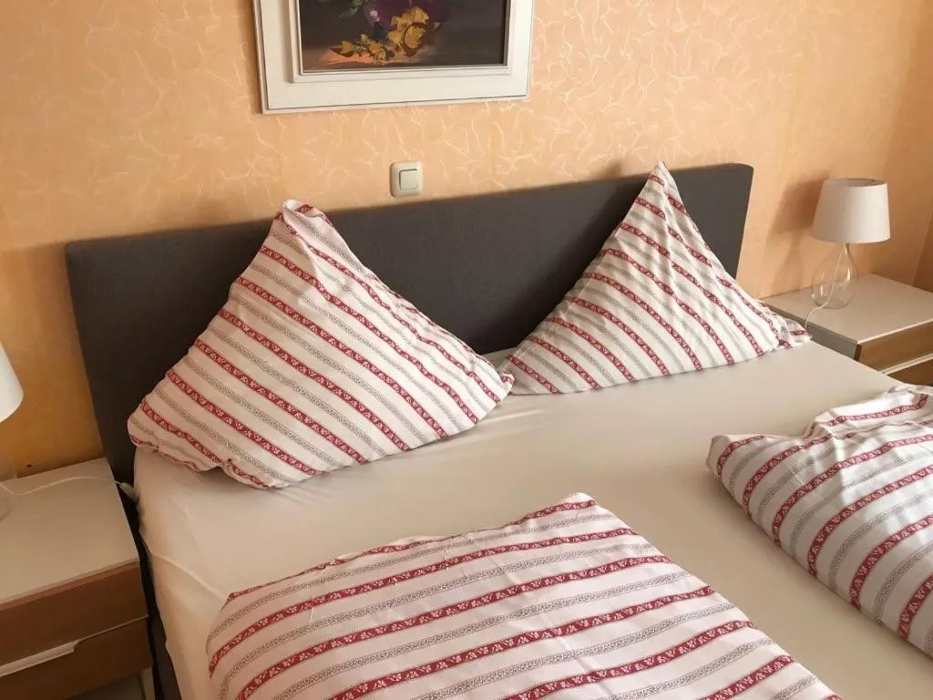 Bed in Balthasar Neumann Speiserei & Gästehaus - Zentrum Brühl -E-Ladestation, nähe Phantasialand