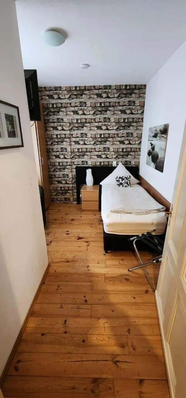 Bed in Balthasar Neumann Speiserei & Gästehaus - Zentrum Brühl -E-Ladestation, nähe Phantasialand