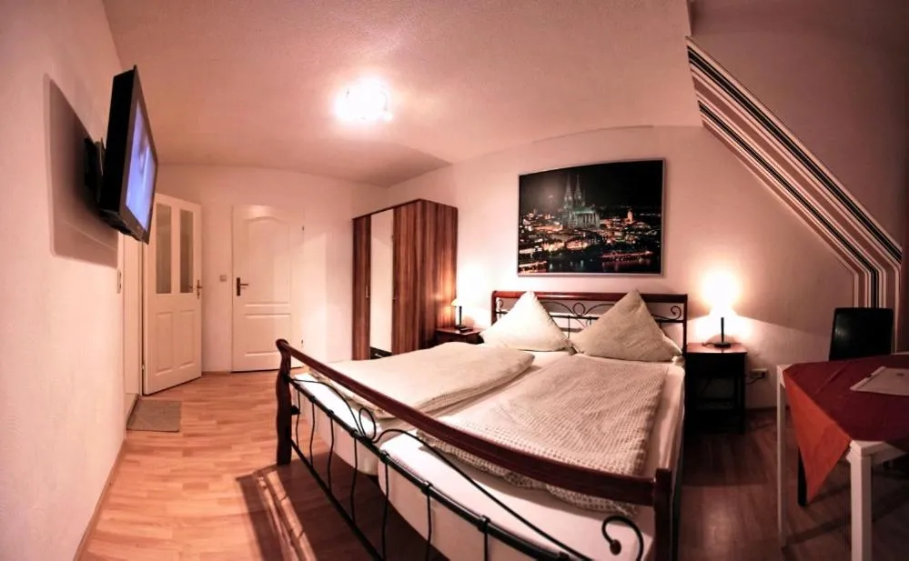 Photo of the whole room, Bed in Balthasar Neumann Speiserei & Gästehaus - Zentrum Brühl -E-Ladestation, nähe Phantasialand