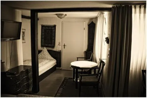 Photo of the whole room, Bed in Balthasar Neumann Speiserei & Gästehaus - Zentrum Brühl -E-Ladestation, nähe Phantasialand