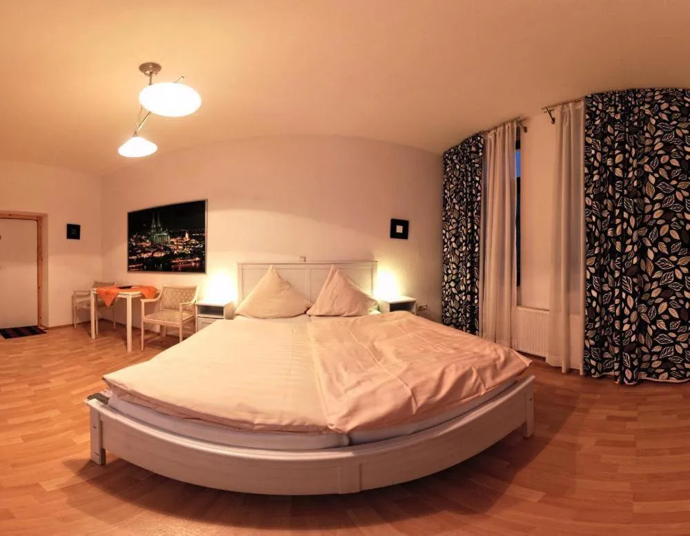 Bed in Balthasar Neumann Speiserei & Gästehaus - Zentrum Brühl -E-Ladestation, nähe Phantasialand