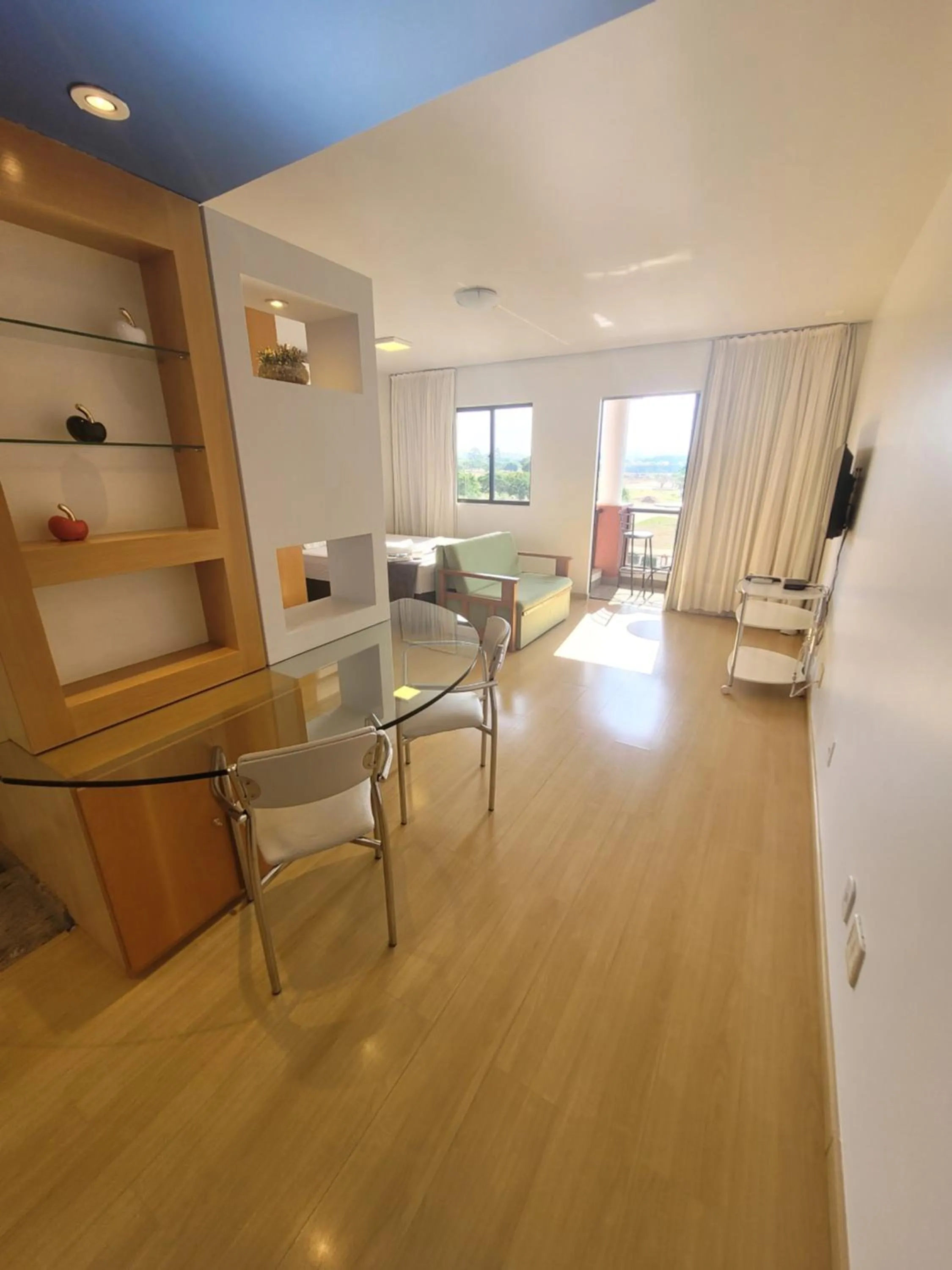 TV and multimedia in Lake Side Beira do Lago - piscina - academia - sauna- By Rei dos Flats