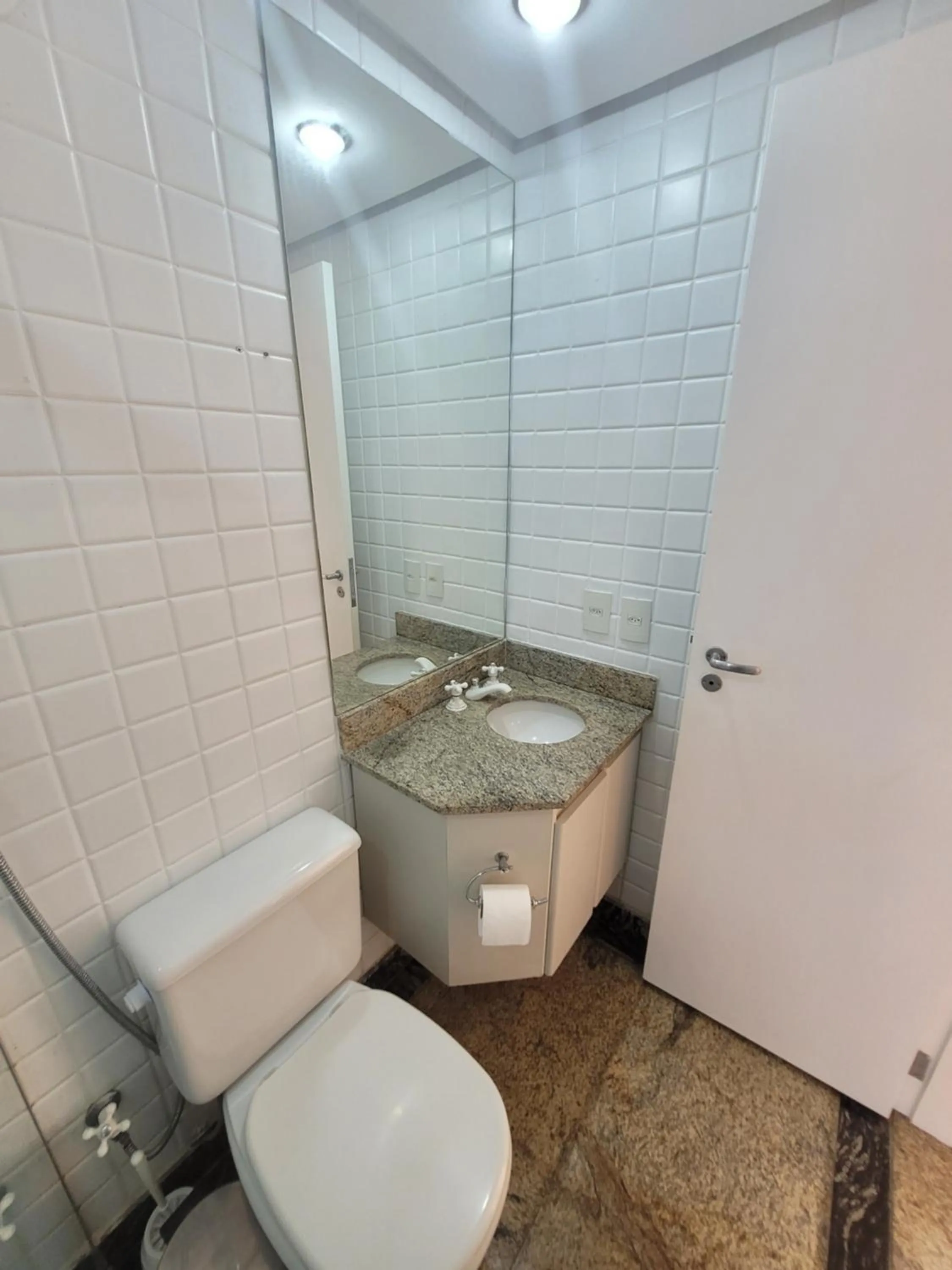 Shower in Lake Side Beira do Lago - piscina - academia - sauna- By Rei dos Flats