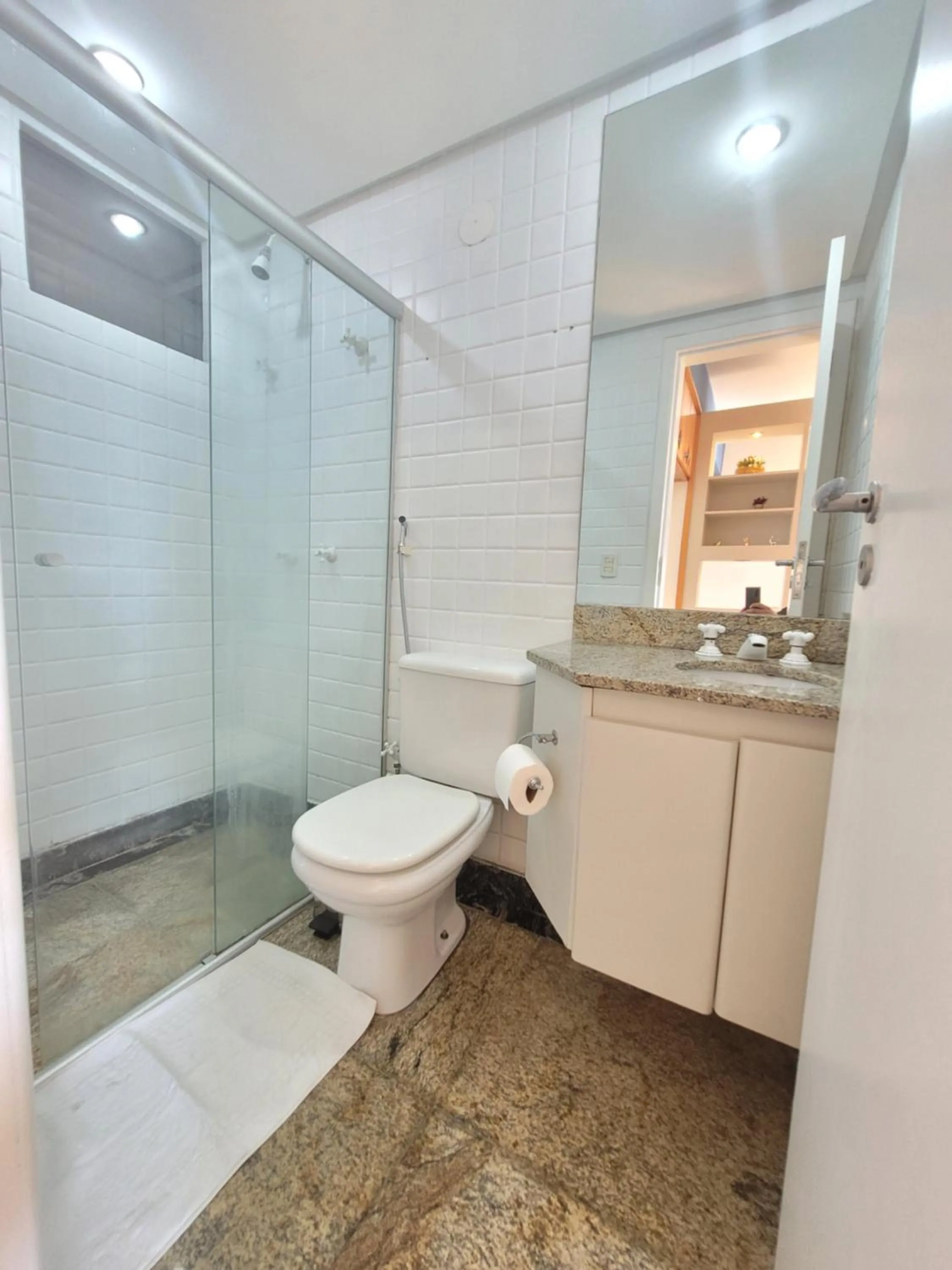 Shower in Lake Side Beira do Lago - piscina - academia - sauna- By Rei dos Flats