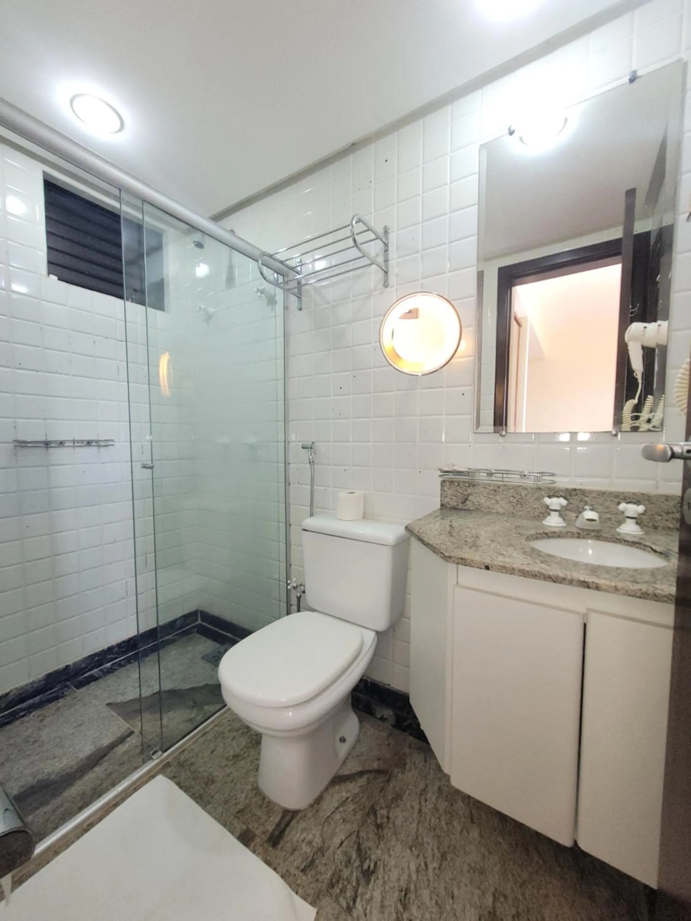 Shower in Lake Side Beira do Lago - piscina - academia - sauna- By Rei dos Flats