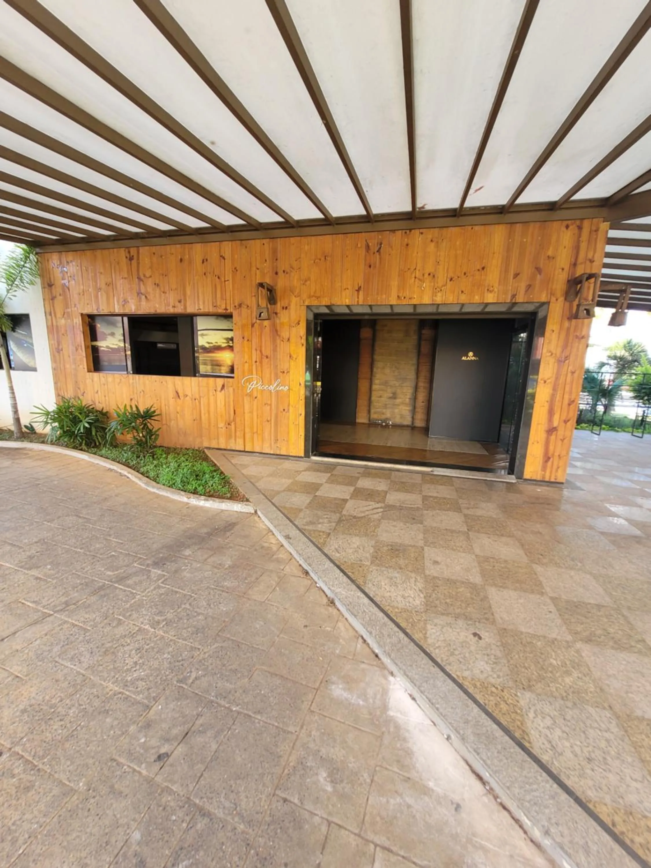 Restaurant/places to eat in Lake Side Beira do Lago - piscina - academia - sauna- By Rei dos Flats