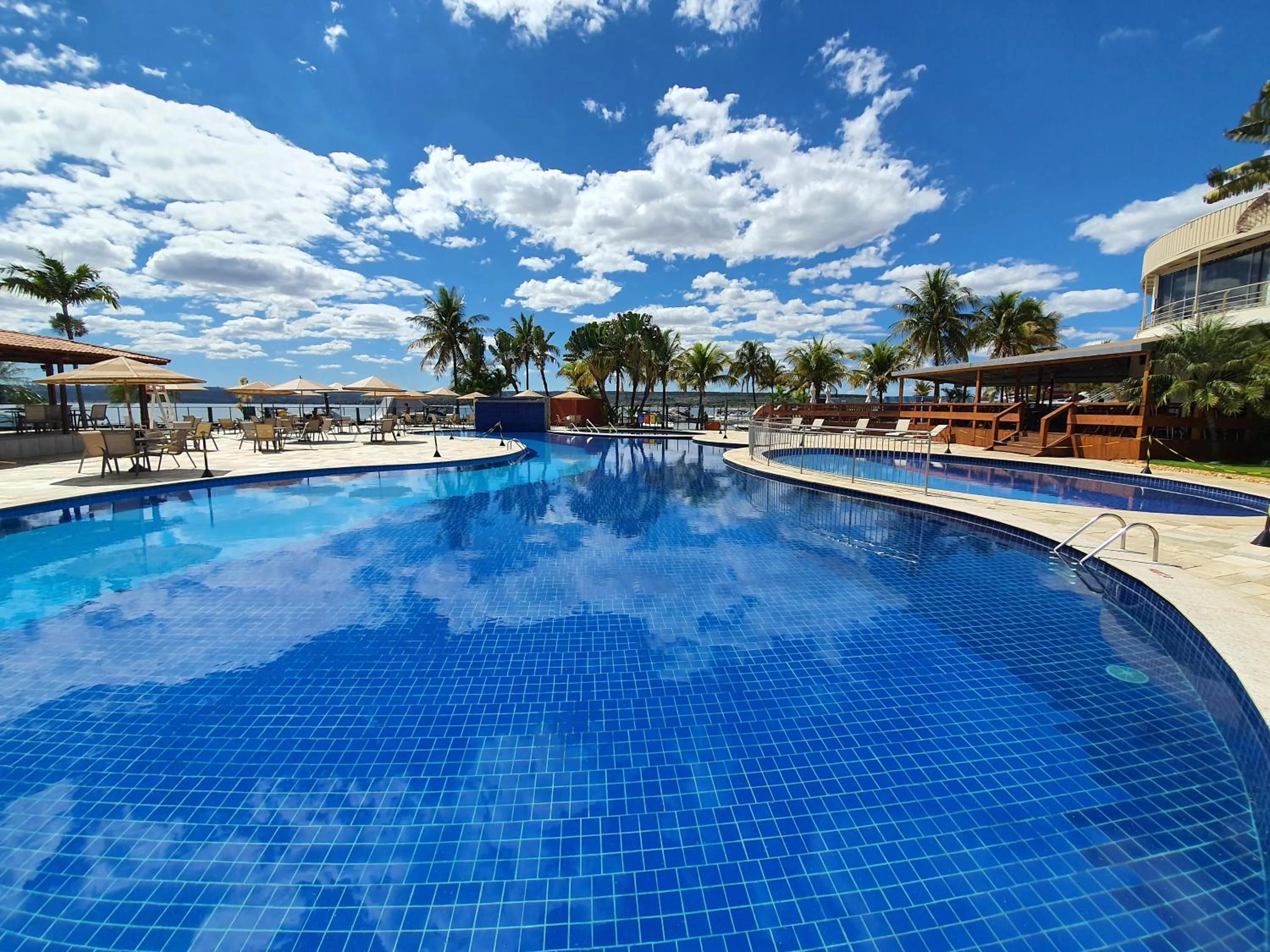 Swimming pool in Lake Side Beira do Lago - piscina - academia - sauna- By Rei dos Flats