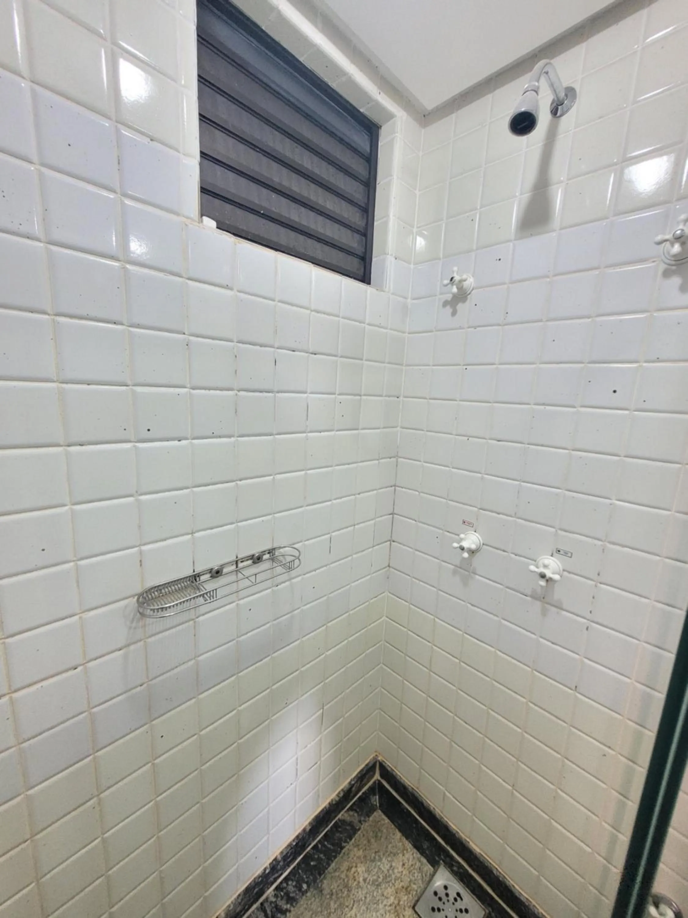 Shower in Lake Side Beira do Lago - piscina - academia - sauna- By Rei dos Flats