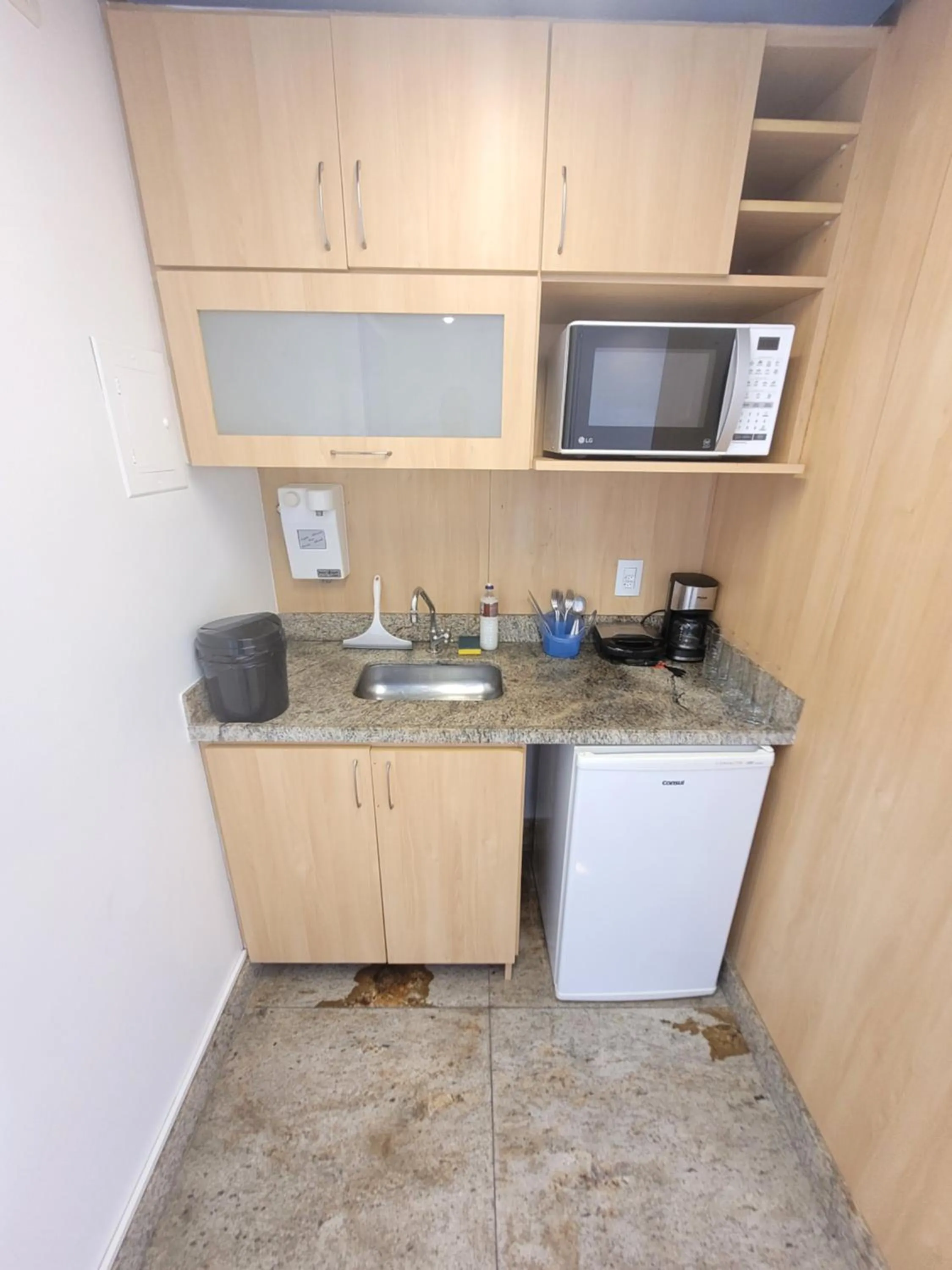 Kitchen or kitchenette in Lake Side Beira do Lago - piscina - academia - sauna- By Rei dos Flats