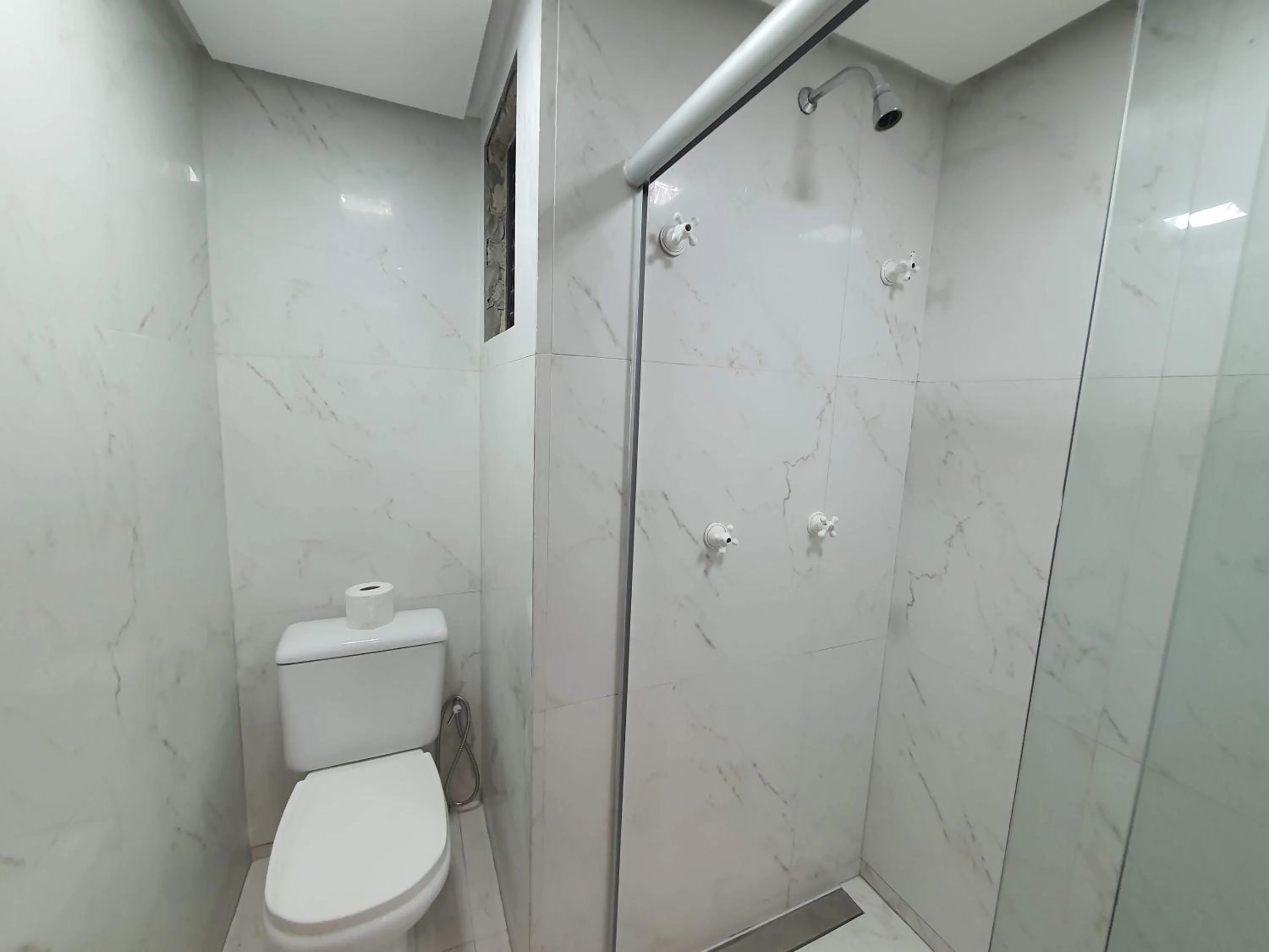 Shower in Lake Side Beira do Lago - piscina - academia - sauna- By Rei dos Flats