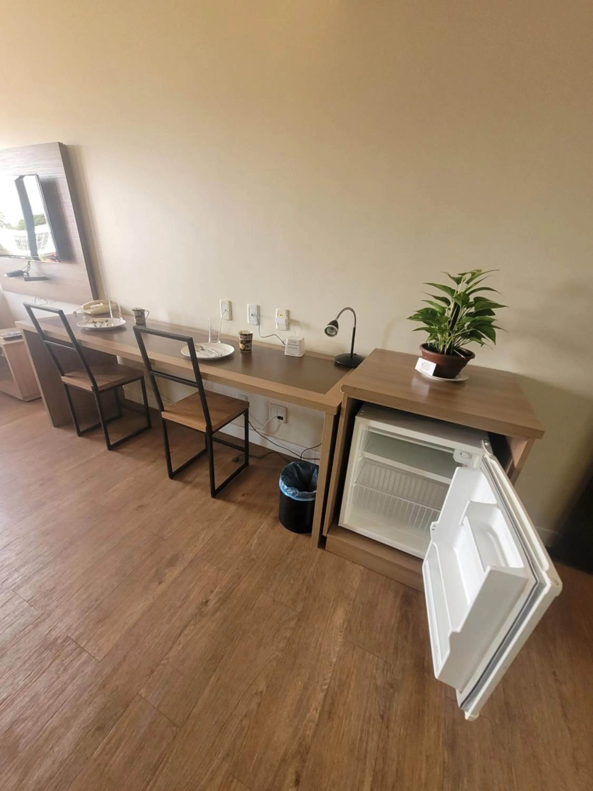 Dining area in Lake Side Beira do Lago - piscina - academia - sauna- By Rei dos Flats