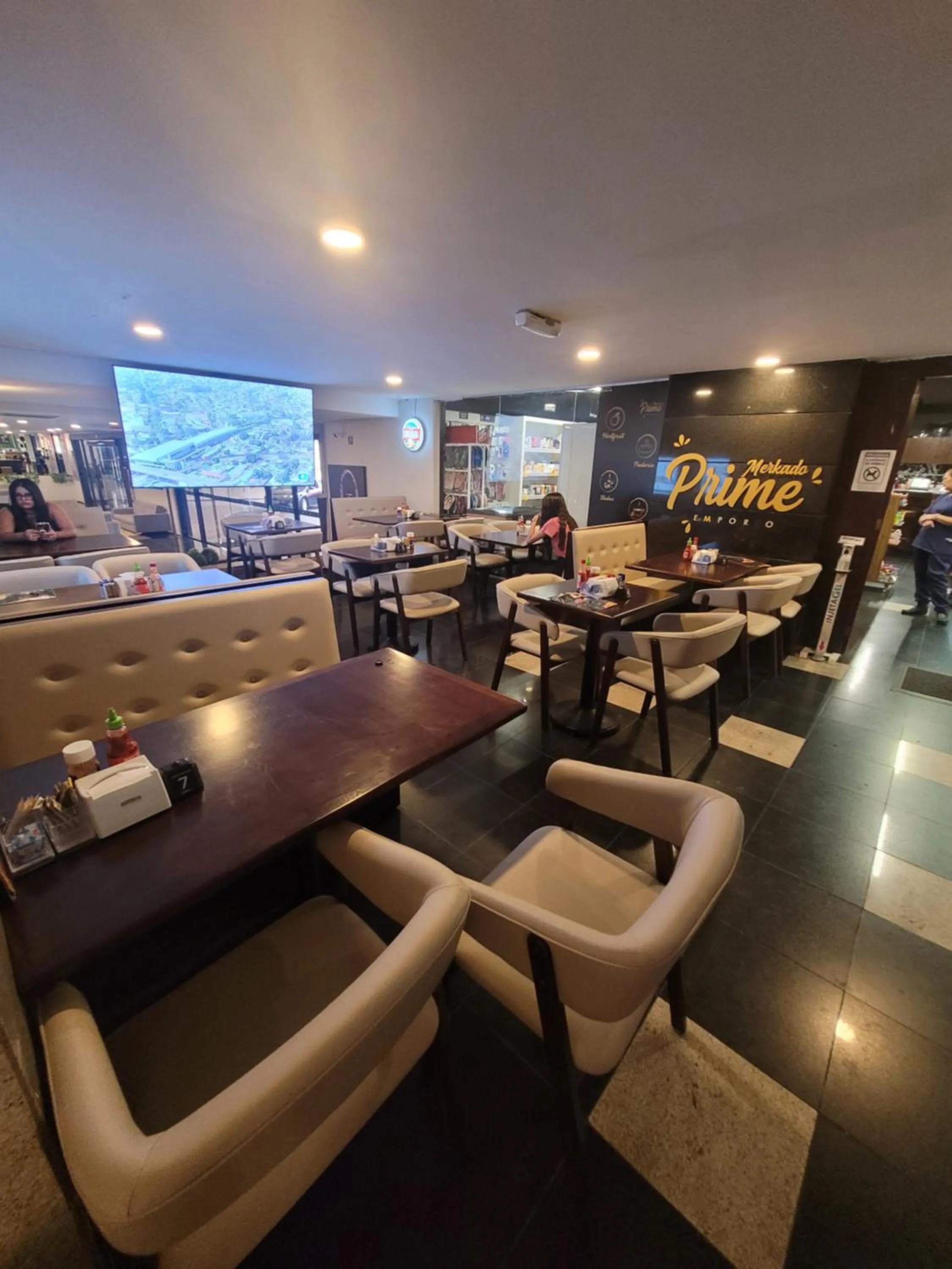 Restaurant/places to eat in Lake Side Beira do Lago - piscina - academia - sauna- By Rei dos Flats