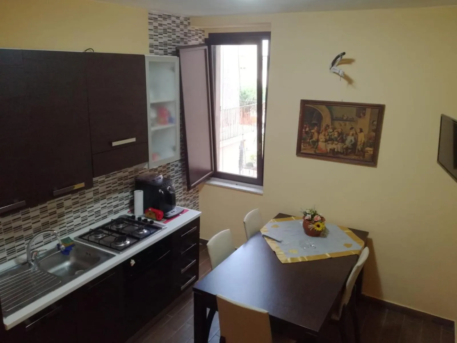 Kitchen or kitchenette in la casa di romi