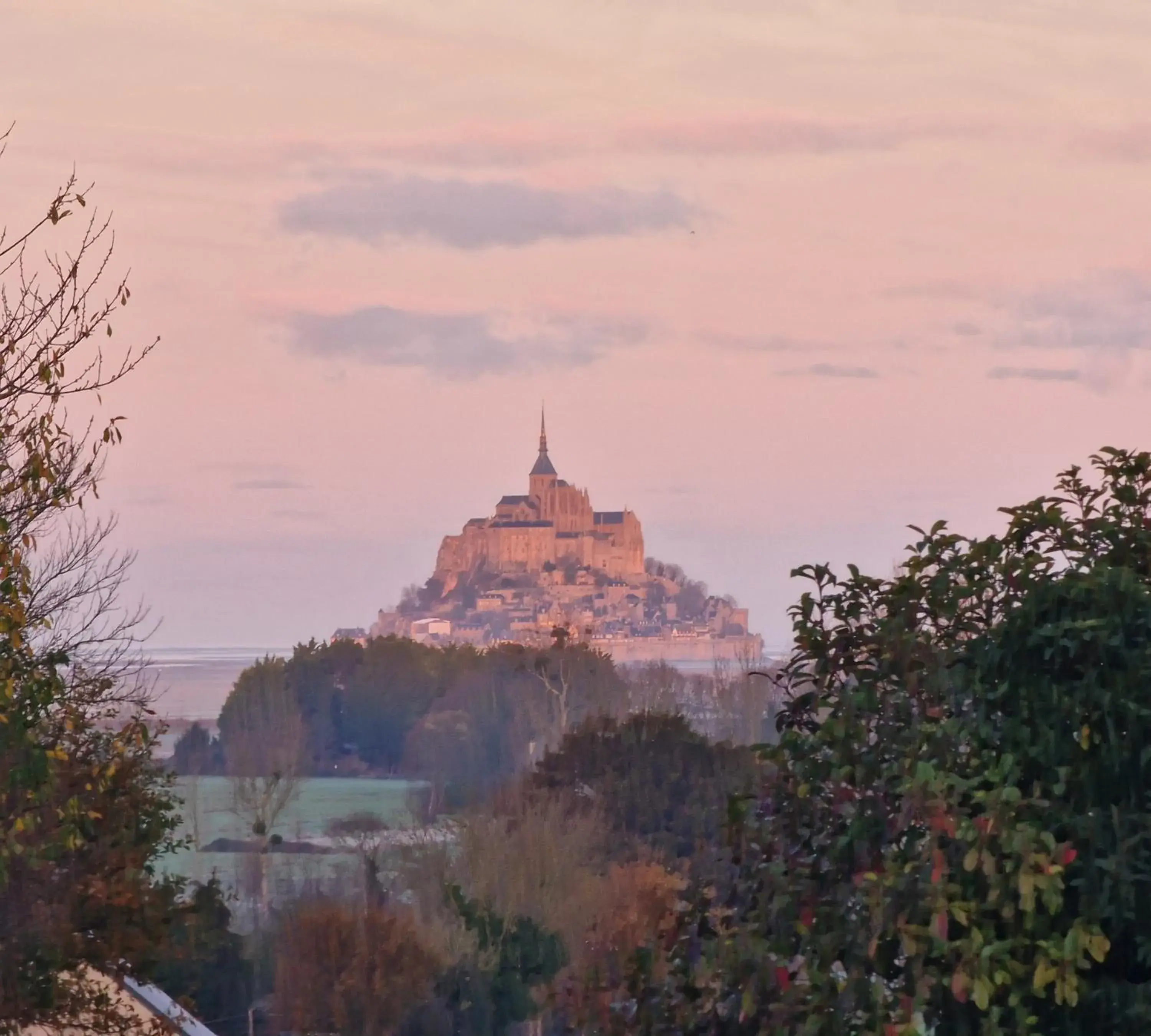 L'Aurore de la Baie, vue sur le Mont-Saint-Michel L'Aurore de la Baie, vue sur le Mont-Saint-Michel