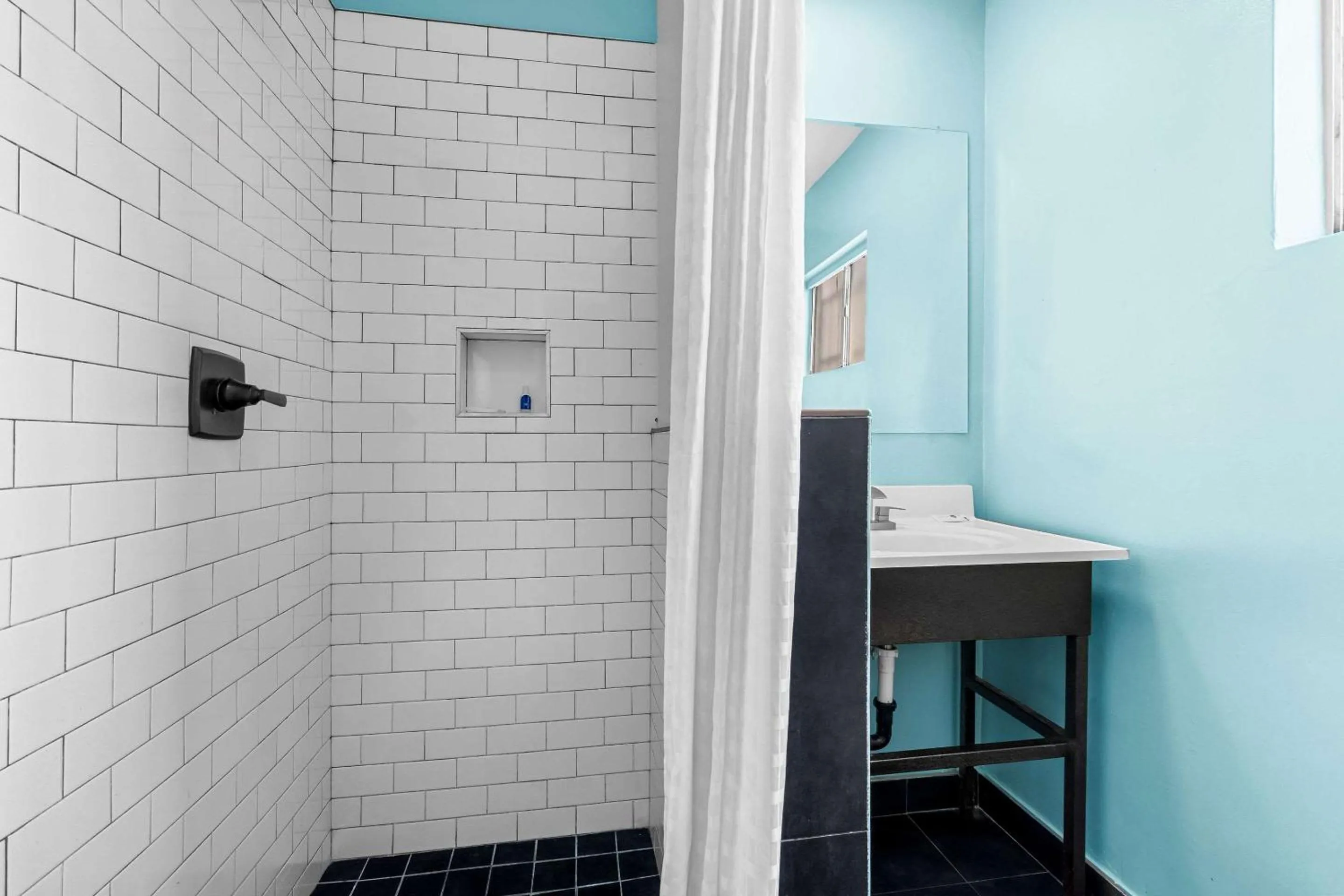 Bedroom in Rodeway Inn & Suites North Hollywood Burbank Airport - Universal Area