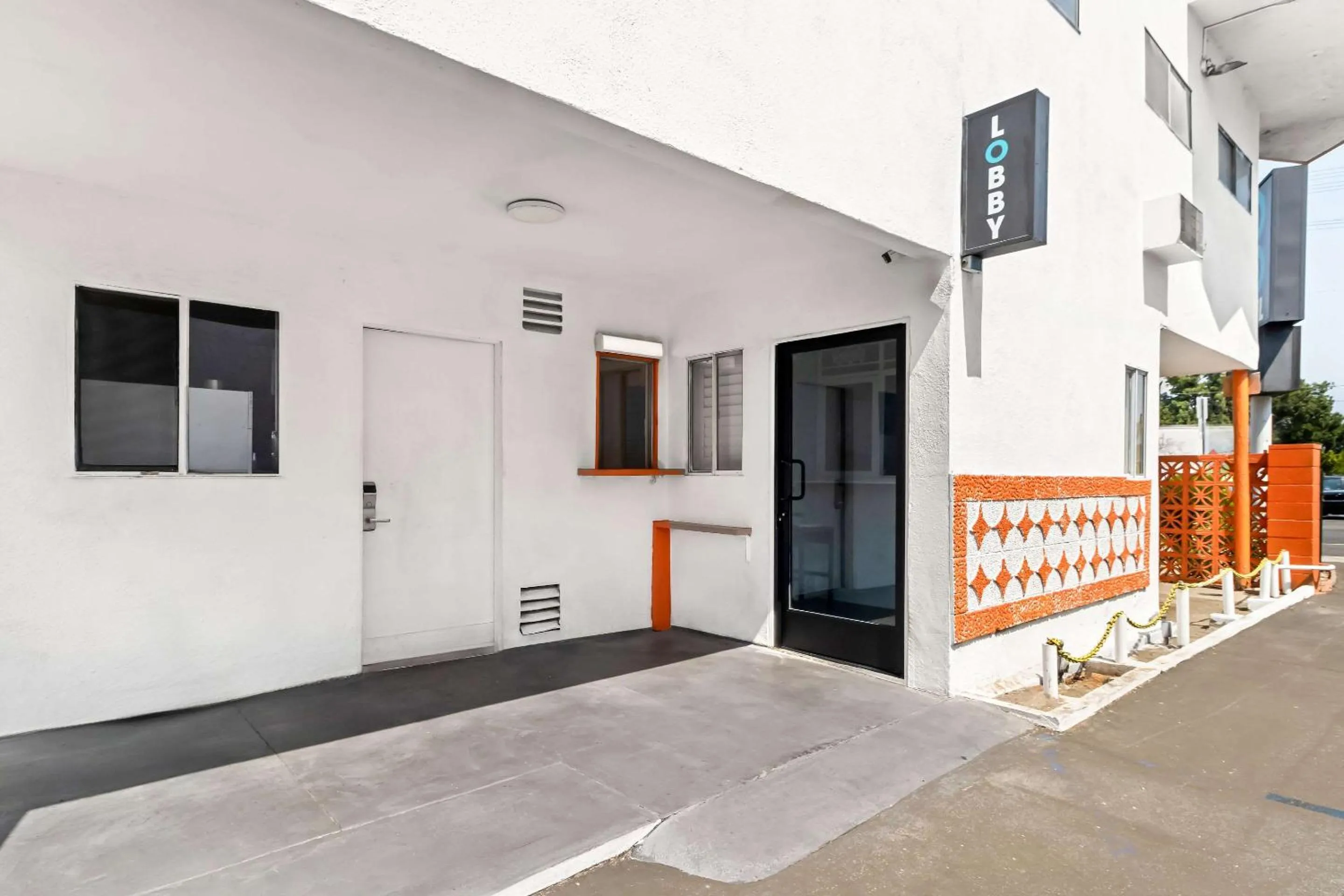 Property building in Rodeway Inn & Suites North Hollywood Burbank Airport - Universal Area