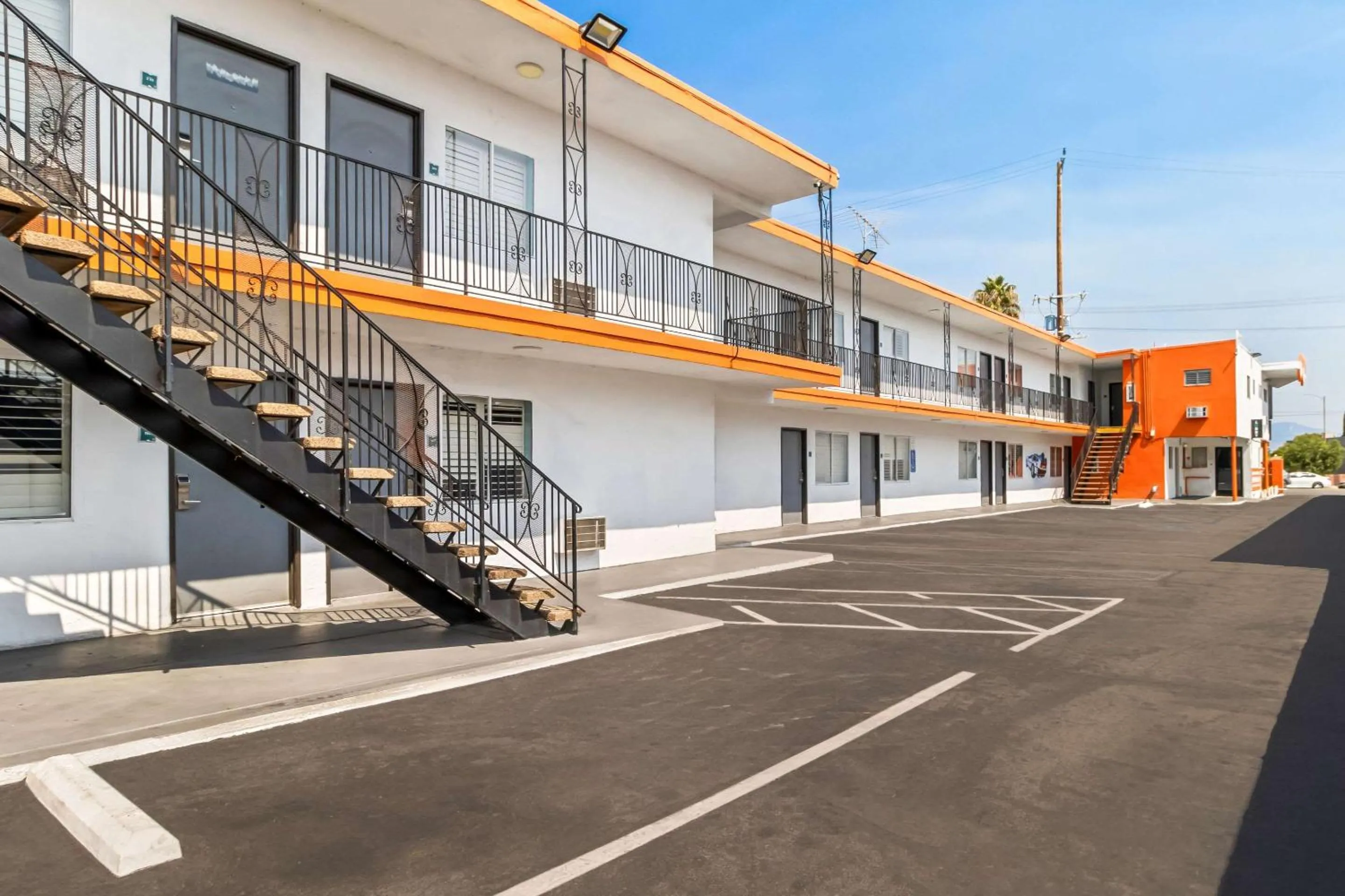 Property building in Rodeway Inn & Suites North Hollywood Burbank Airport - Universal Area