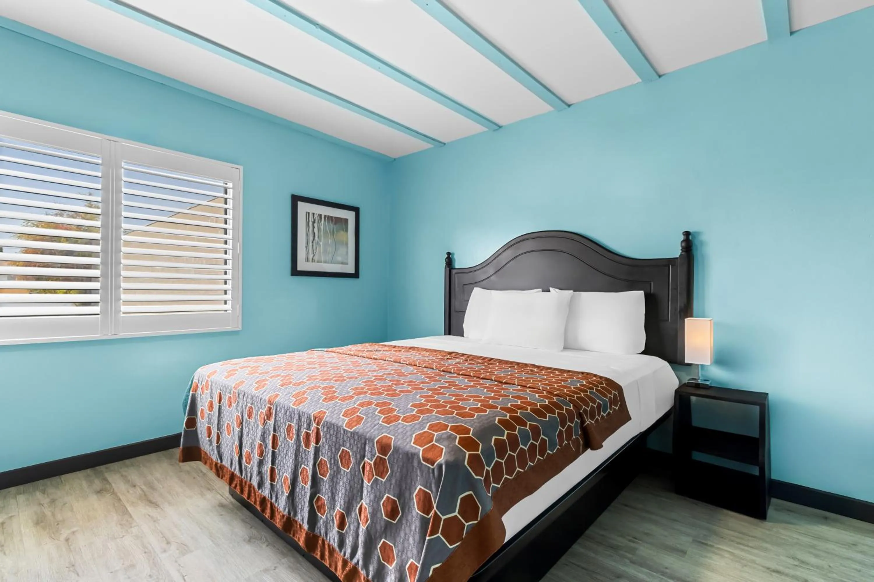 Bed in Rodeway Inn & Suites North Hollywood Burbank Airport - Universal Area