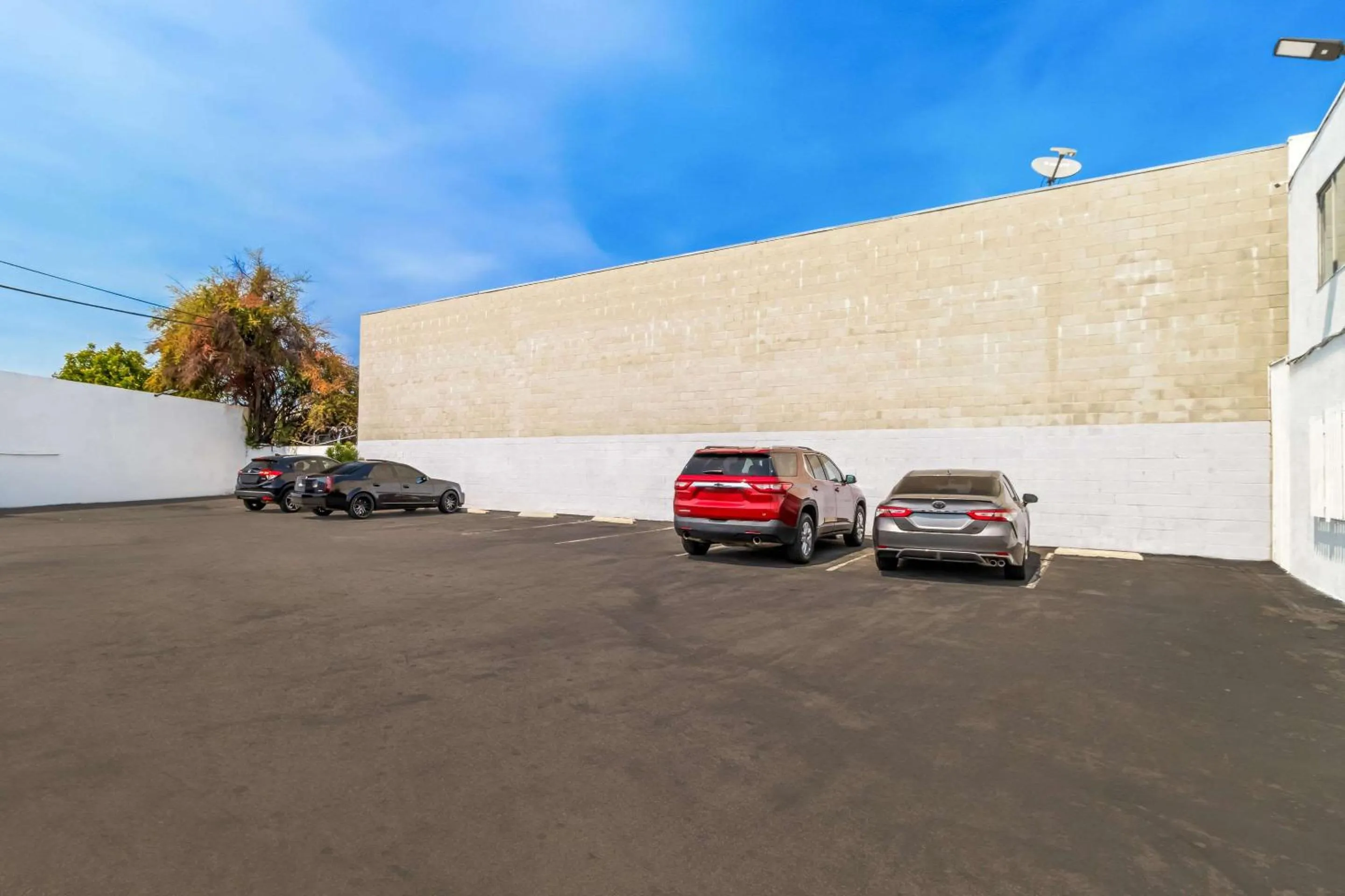 Property building in Rodeway Inn & Suites North Hollywood Burbank Airport - Universal Area