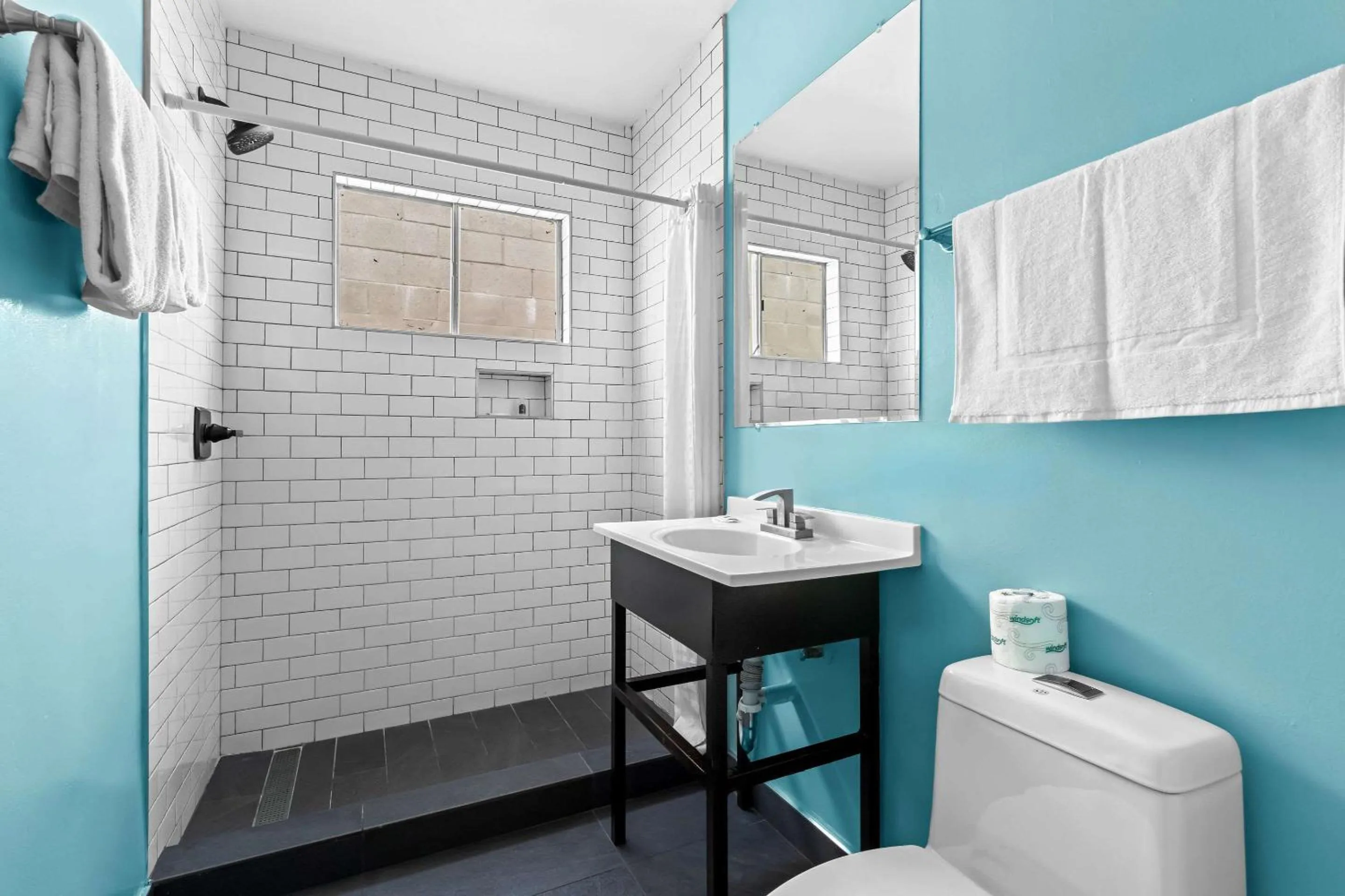 Bedroom in Rodeway Inn & Suites North Hollywood Burbank Airport - Universal Area