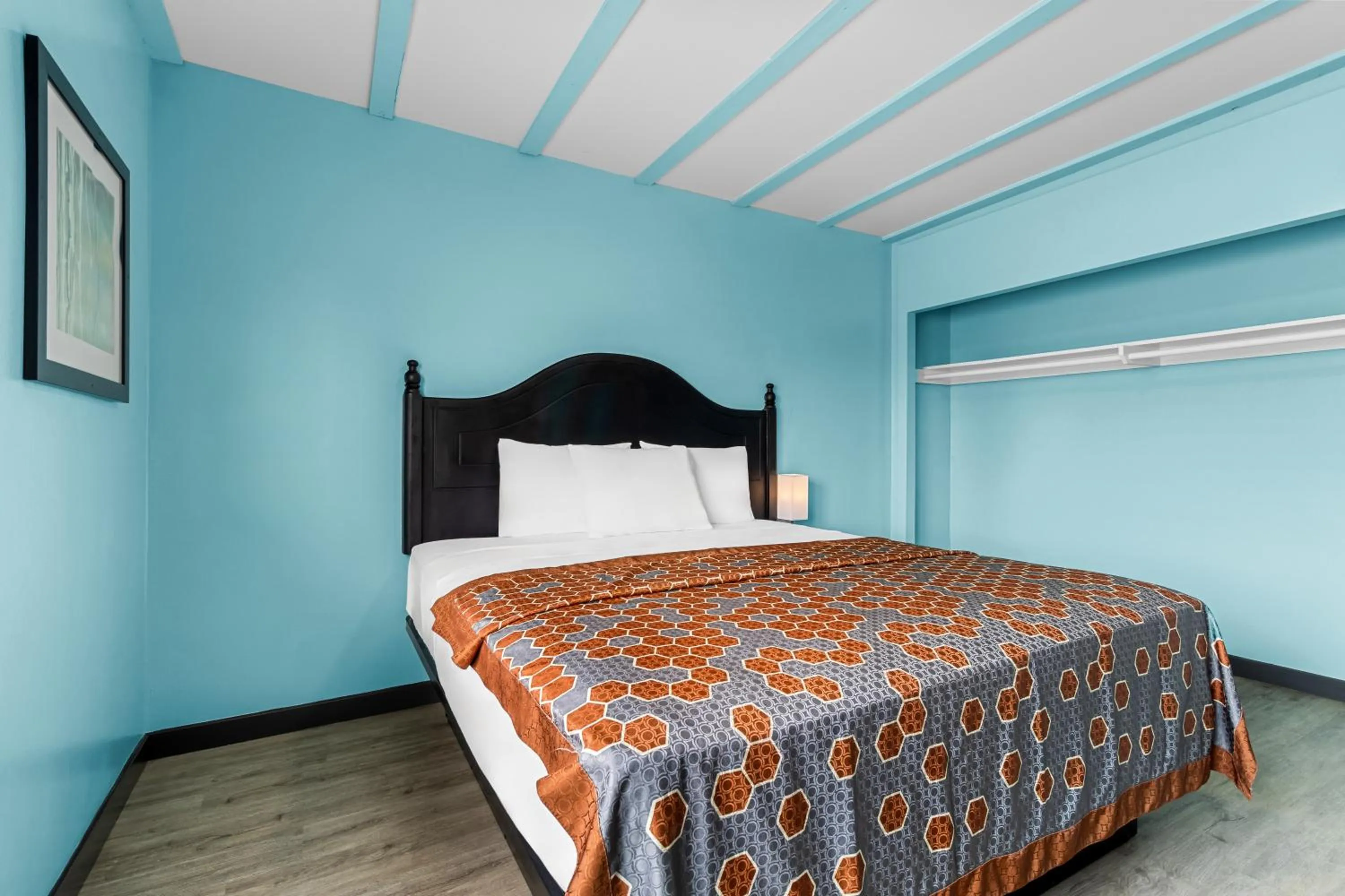 Bed in Rodeway Inn & Suites North Hollywood Burbank Airport - Universal Area