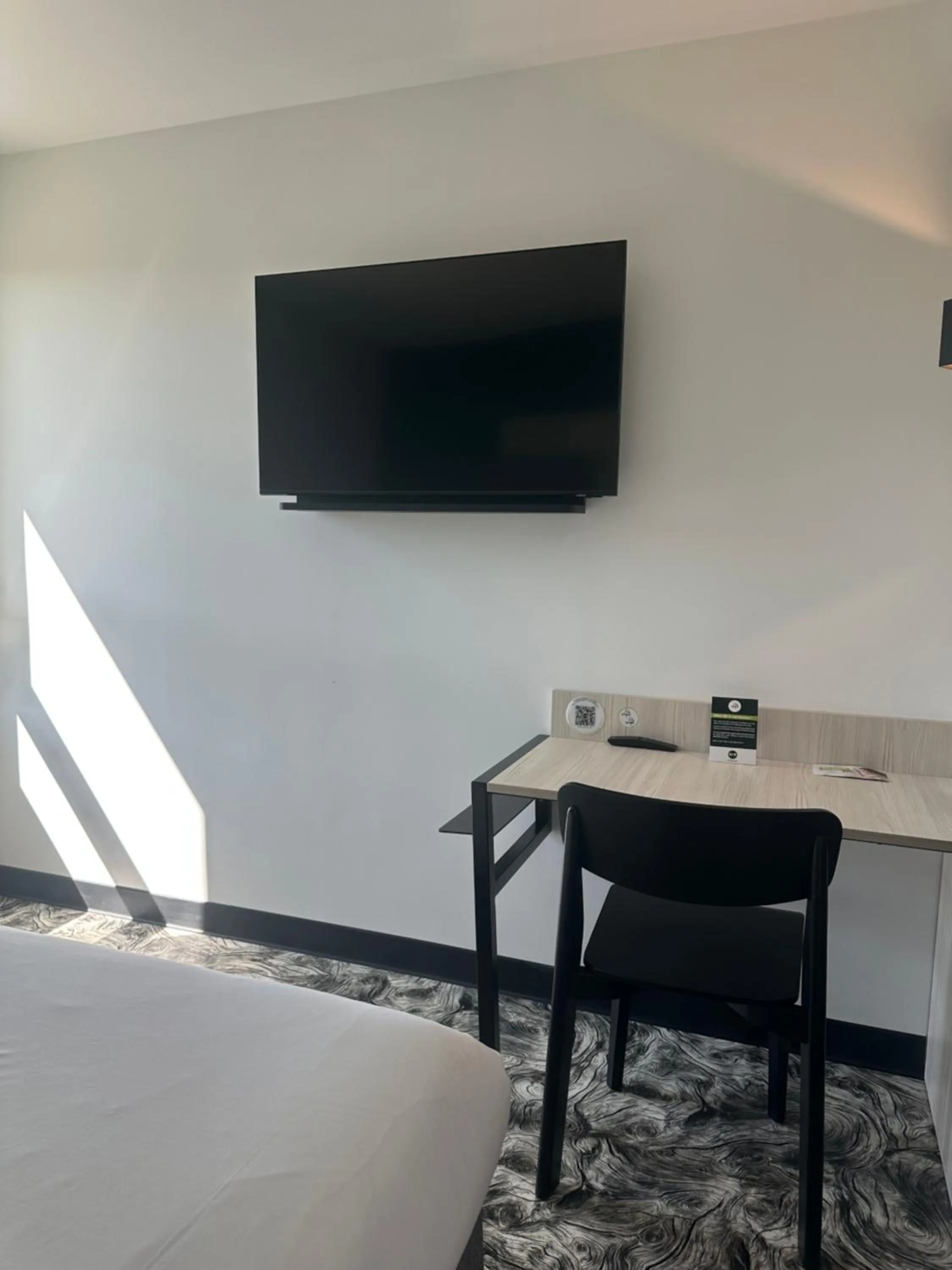 Communal lounge/ TV room, Bed in B&B HOTEL PERPIGNAN Nord Aéroport