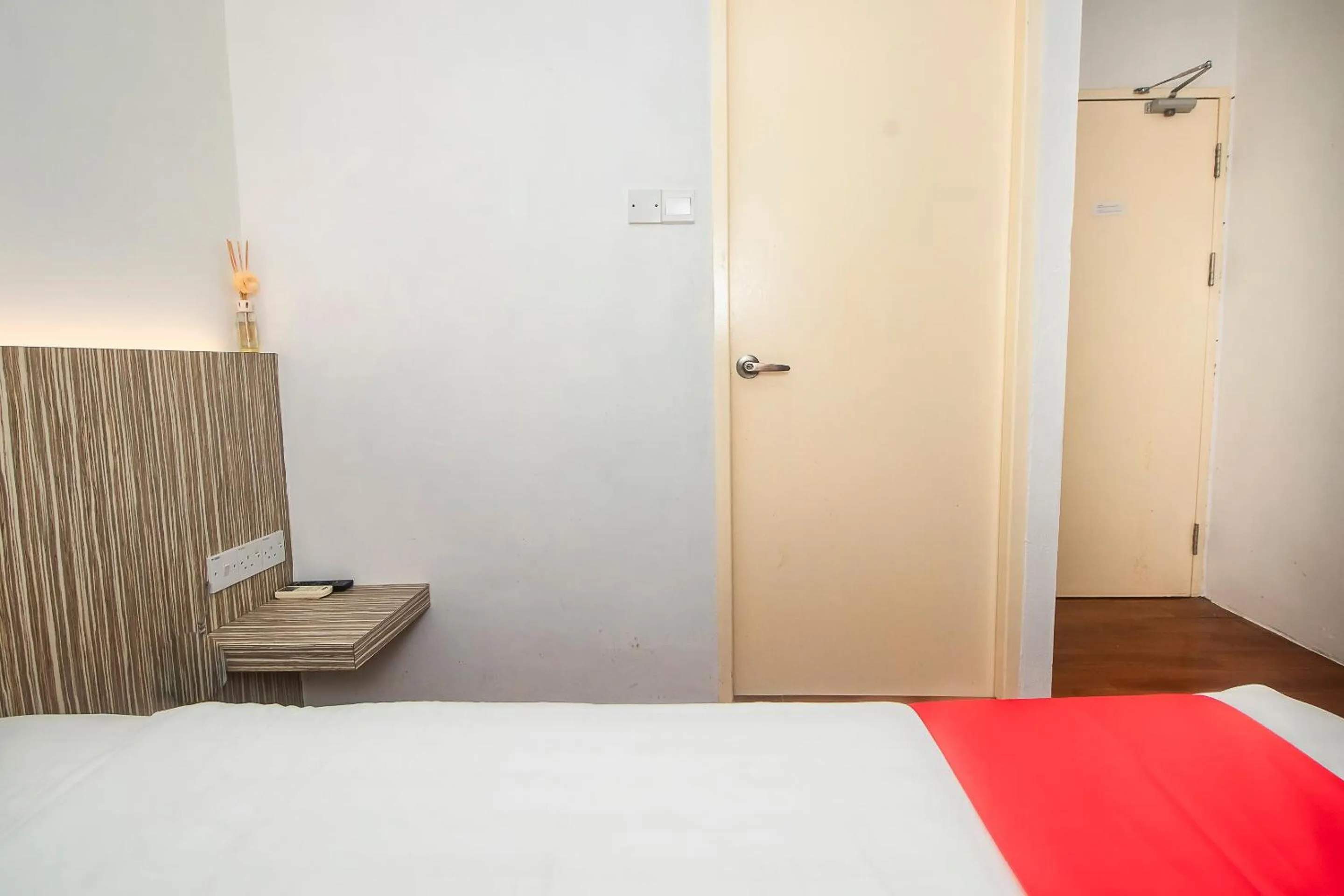 Bedroom, Bed in OYO 90102 7 Days Lodge