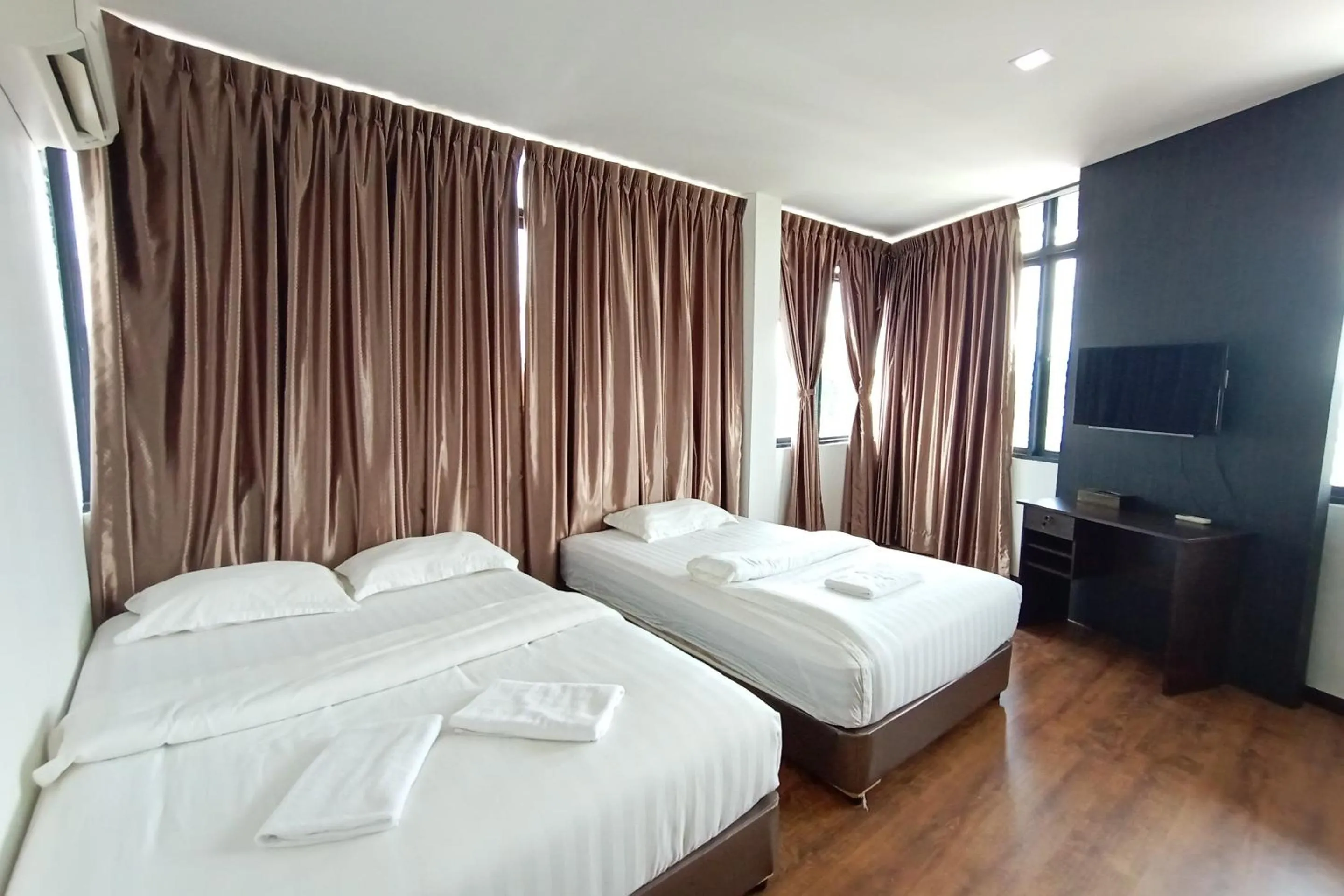 Bedroom, Bed in OYO 90102 7 Days Lodge