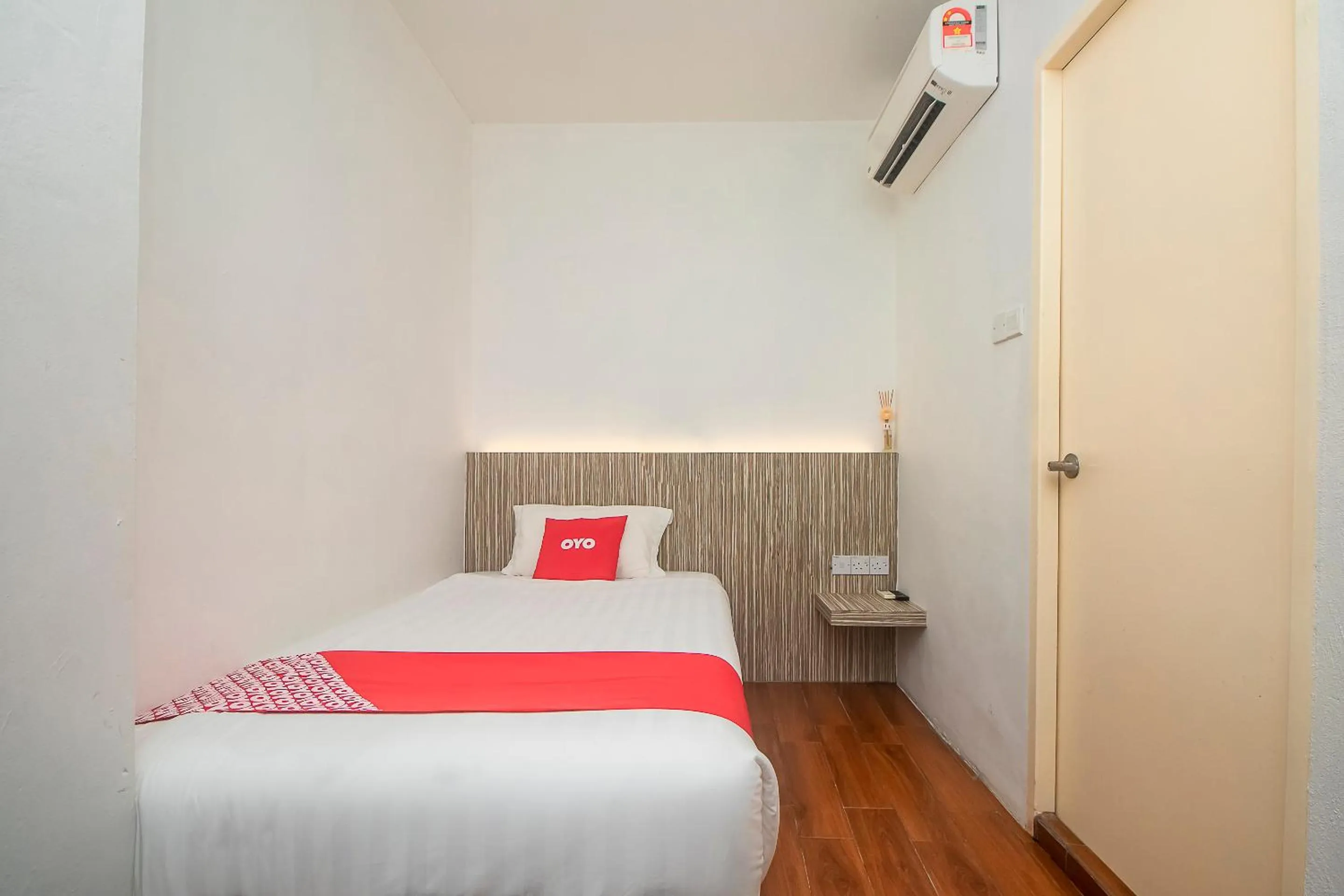 Standard Single Room - single occupancy in OYO 90102 7 Days Lodge