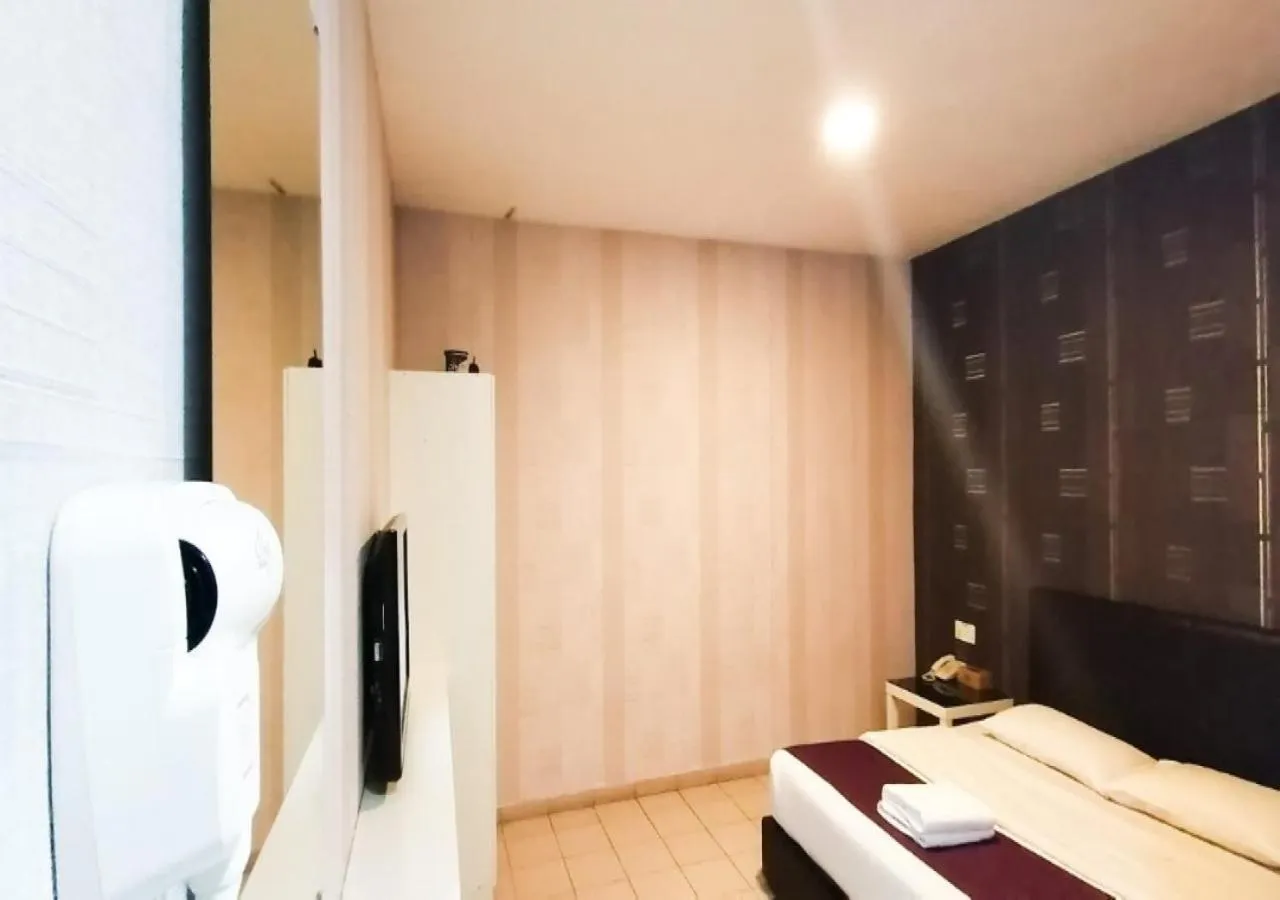 Communal lounge/ TV room, Bed in Biz Hotel