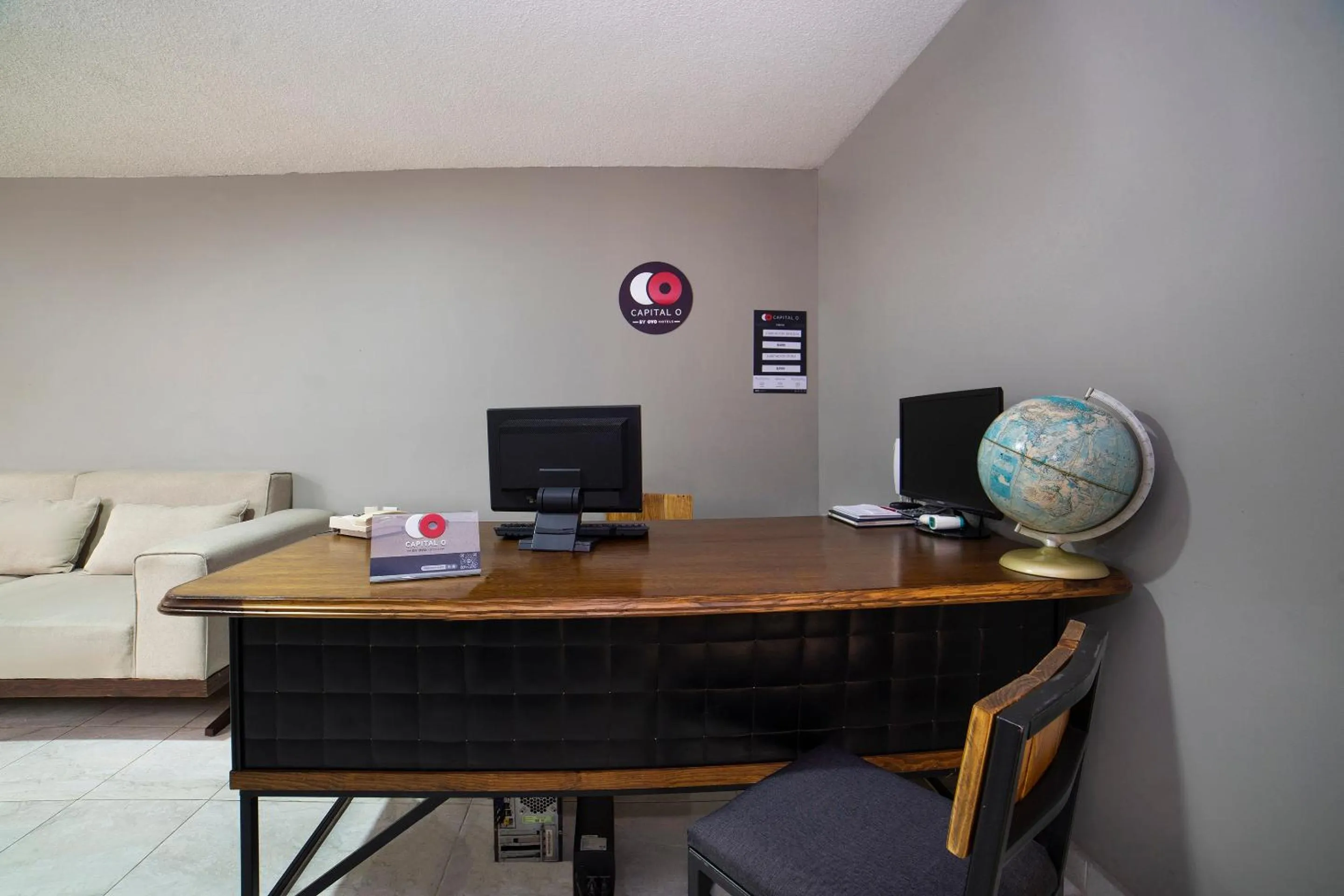 Lobby or reception in Capital O Hotel Diez