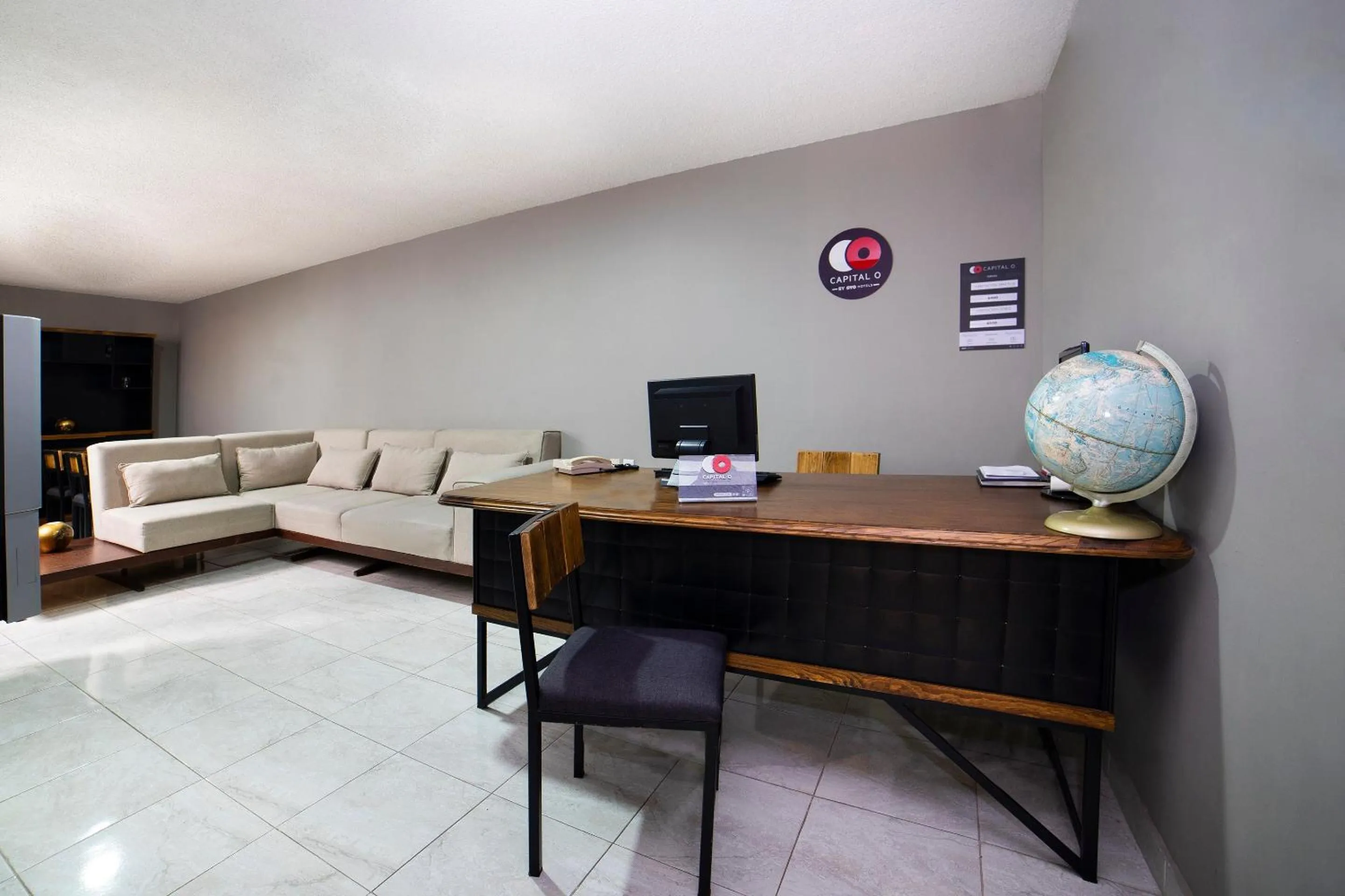 Lobby or reception in Capital O Hotel Diez