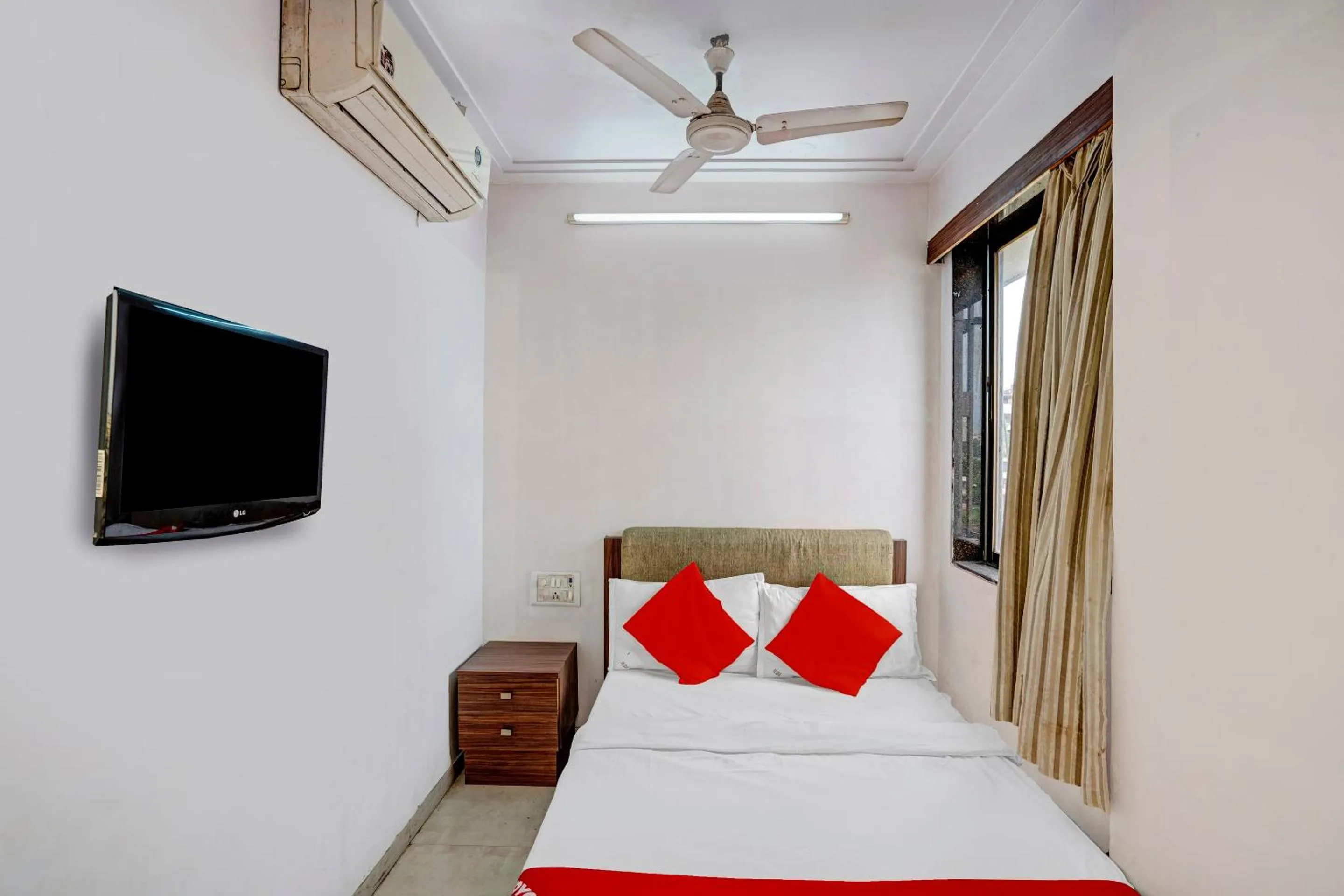 Lobby or reception, Bed in Hotel O Delight Inn Near Andheri Railway Station