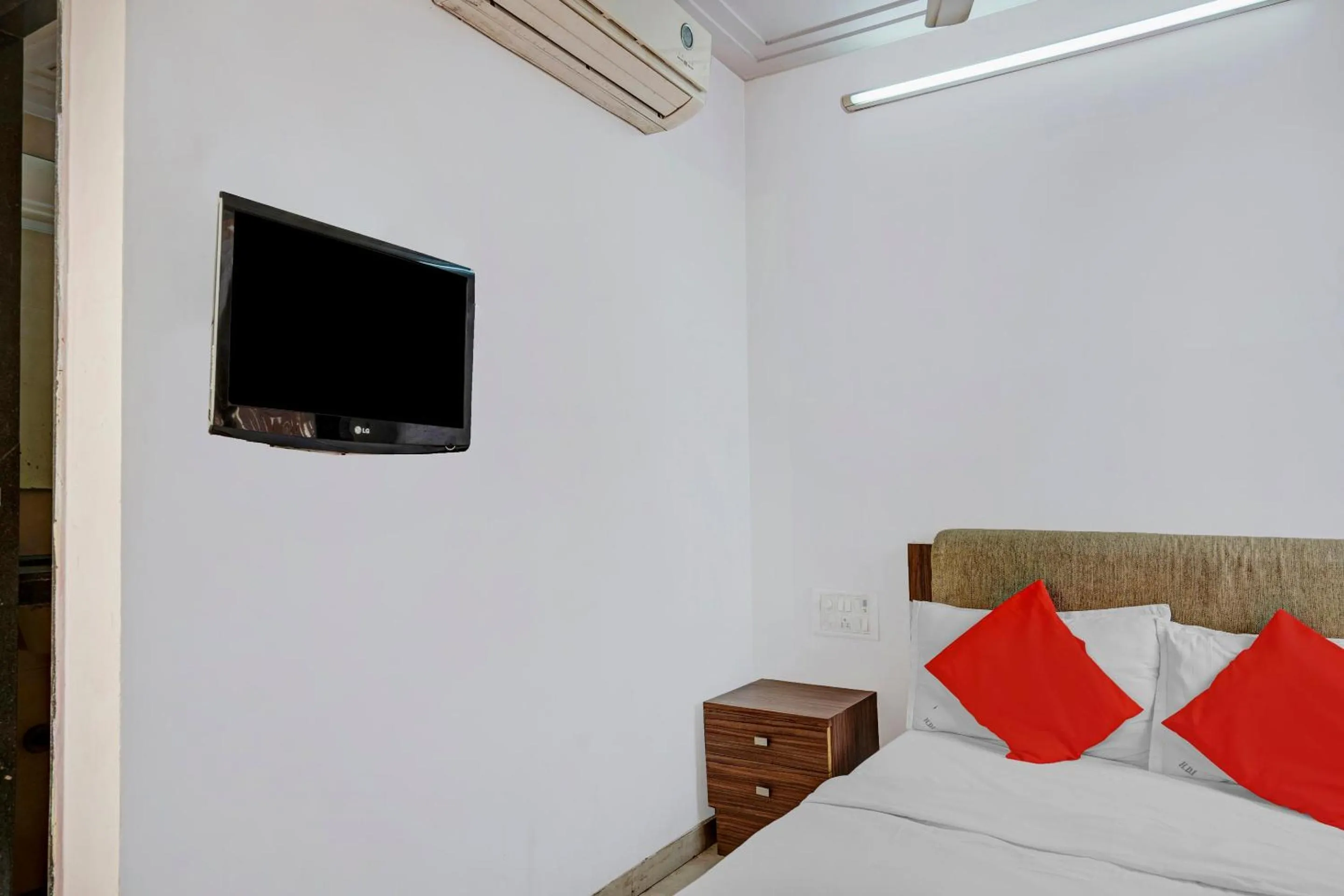Bedroom, Bed in Hotel O Delight Inn Near Andheri Railway Station