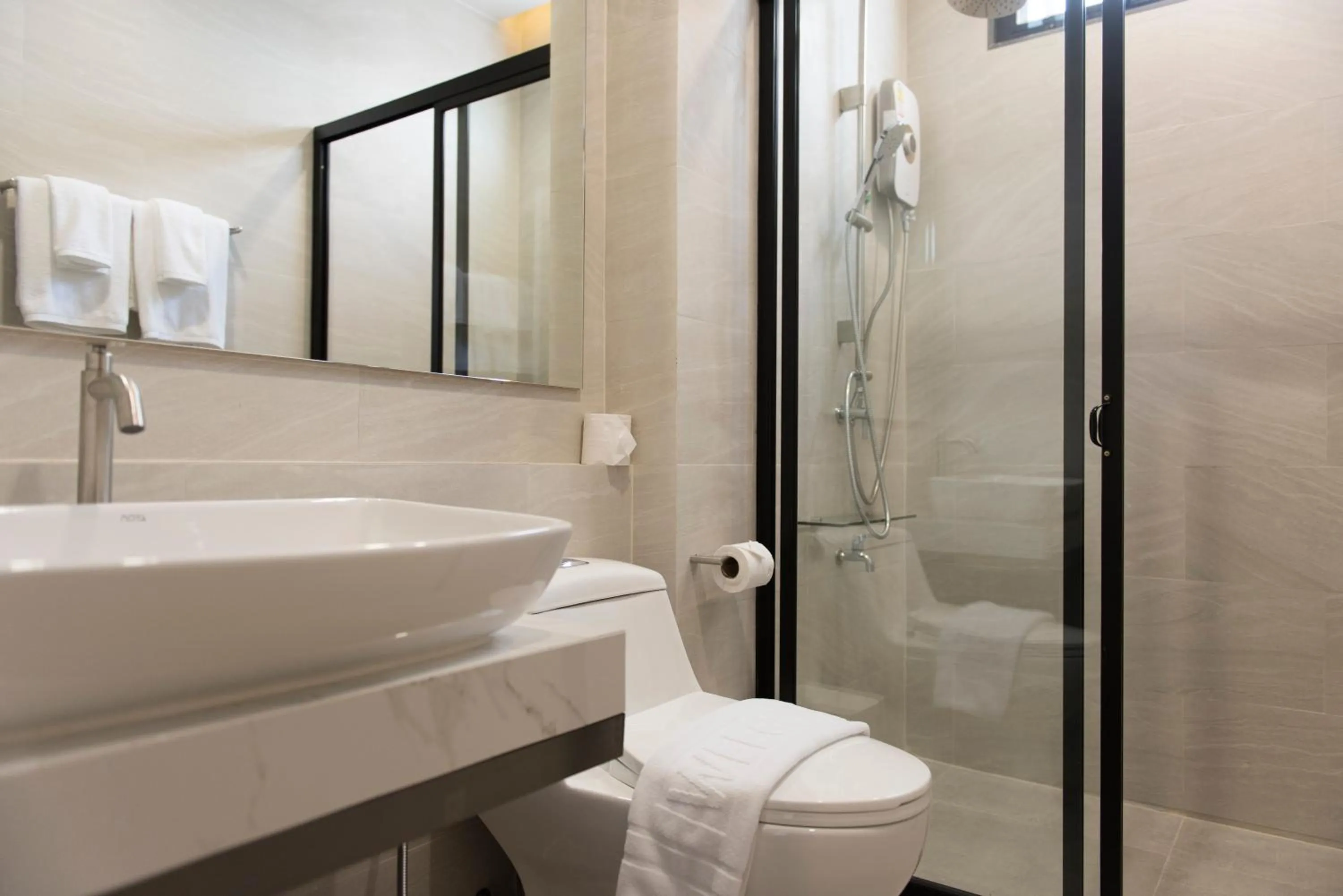 Shower in Qlosest Hotel